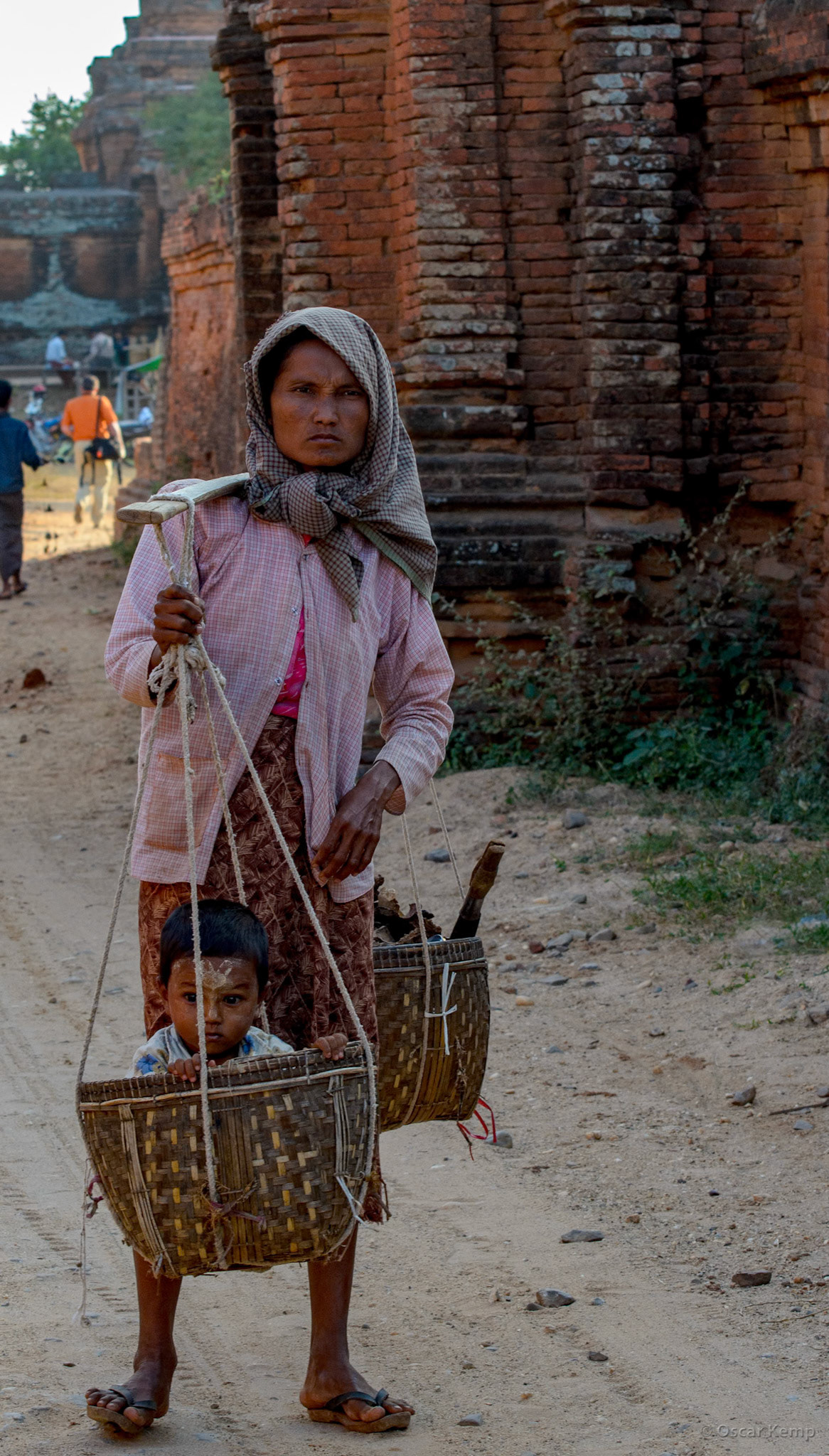 Near Thambula Temple / Mother and farmer: carefully balancing responsibilities [Myanmar, 2012 01]