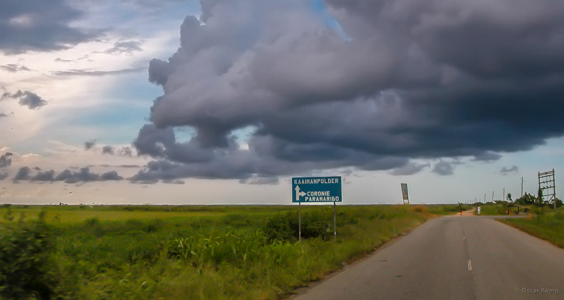 Oost-West Verbinding, Kaaimanpolder / Tropical rain clouds next to a fairly sunny horizon [Suriname, 2004 09]