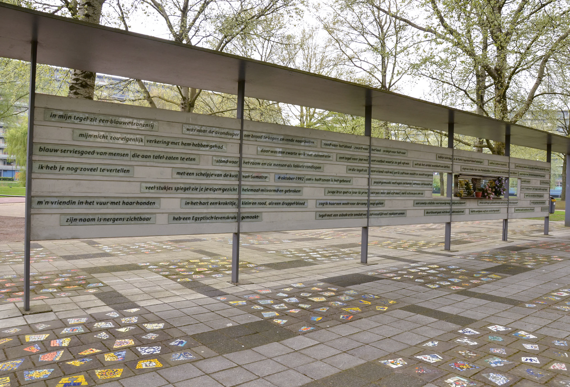 Monument Bijlmerramp door Herman Hertzberger, 1996 ter herdenking van de ramp van 4 oktober 1992 met de Boeing van El Al, waarbij meer dan 40 mensen omkwamen.