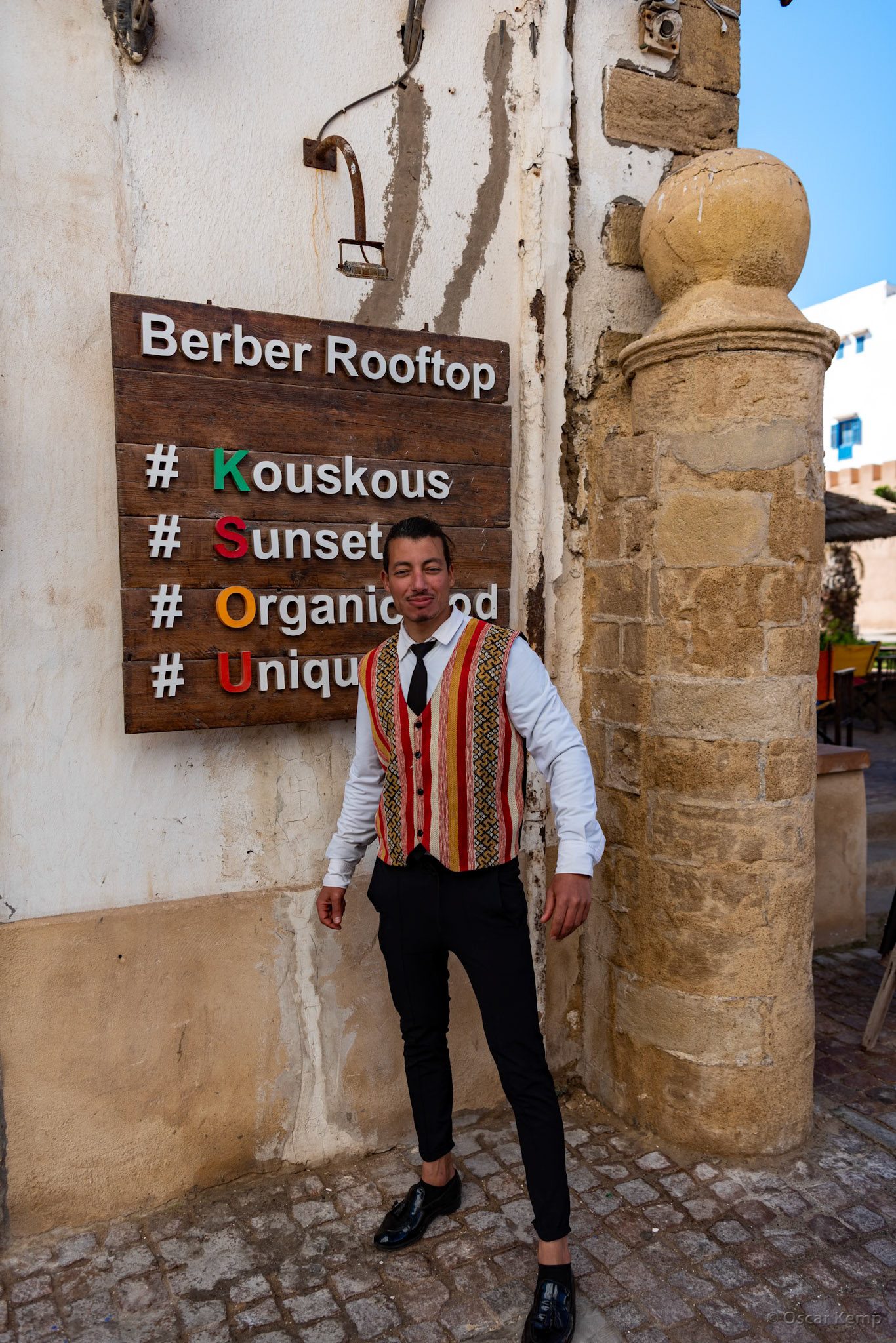 Essaouira-Av de L'Istiqlal / Cool bouncer at popular restaurant [Marocco, 2025 02]