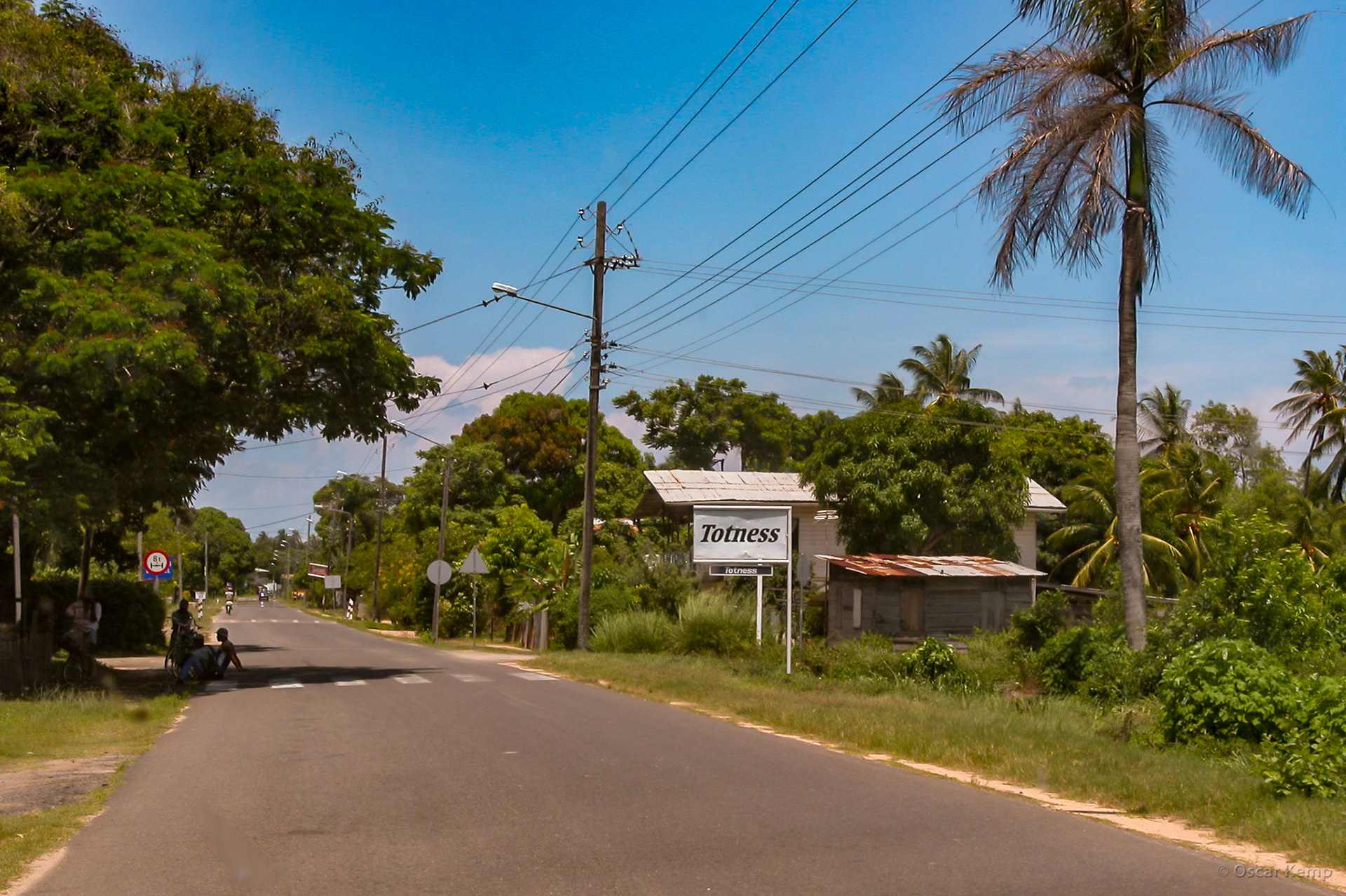 Oost-West Verbinding-Totness / Main town of District Coronie [Suriname, 2004 09]