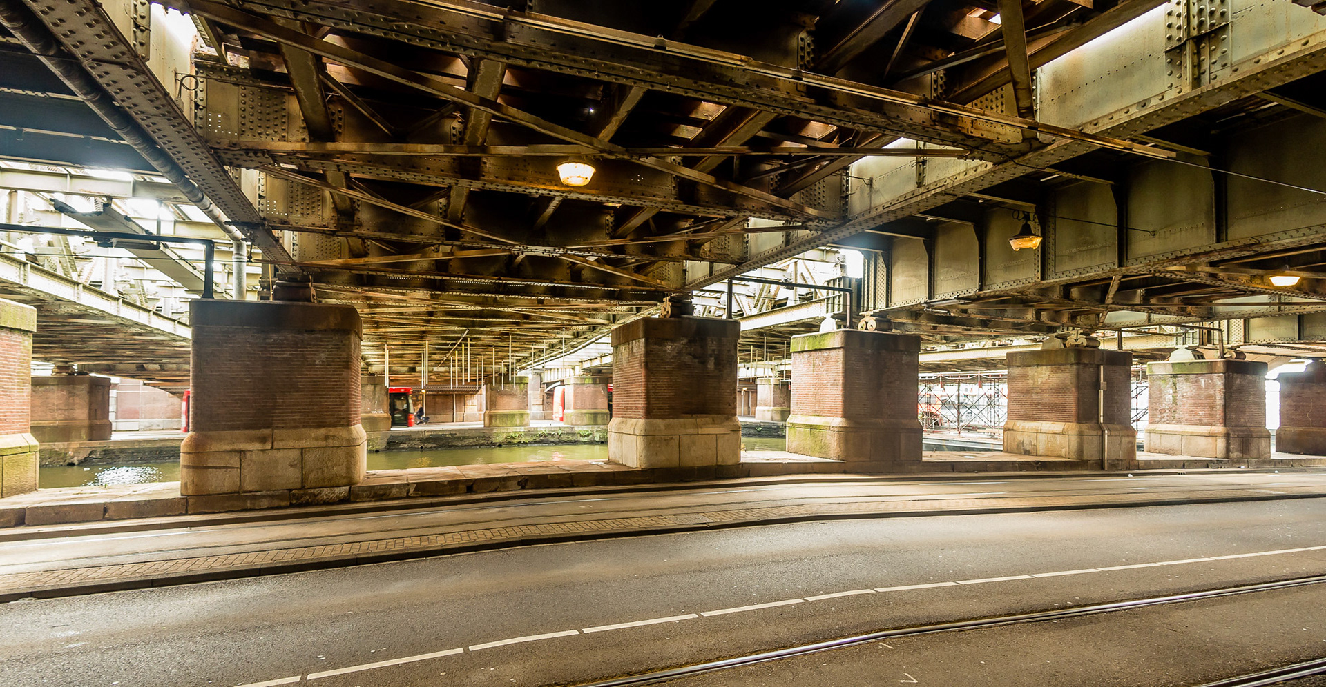 Spoorbrug over de Westertoegang nabij De Ruijterkade