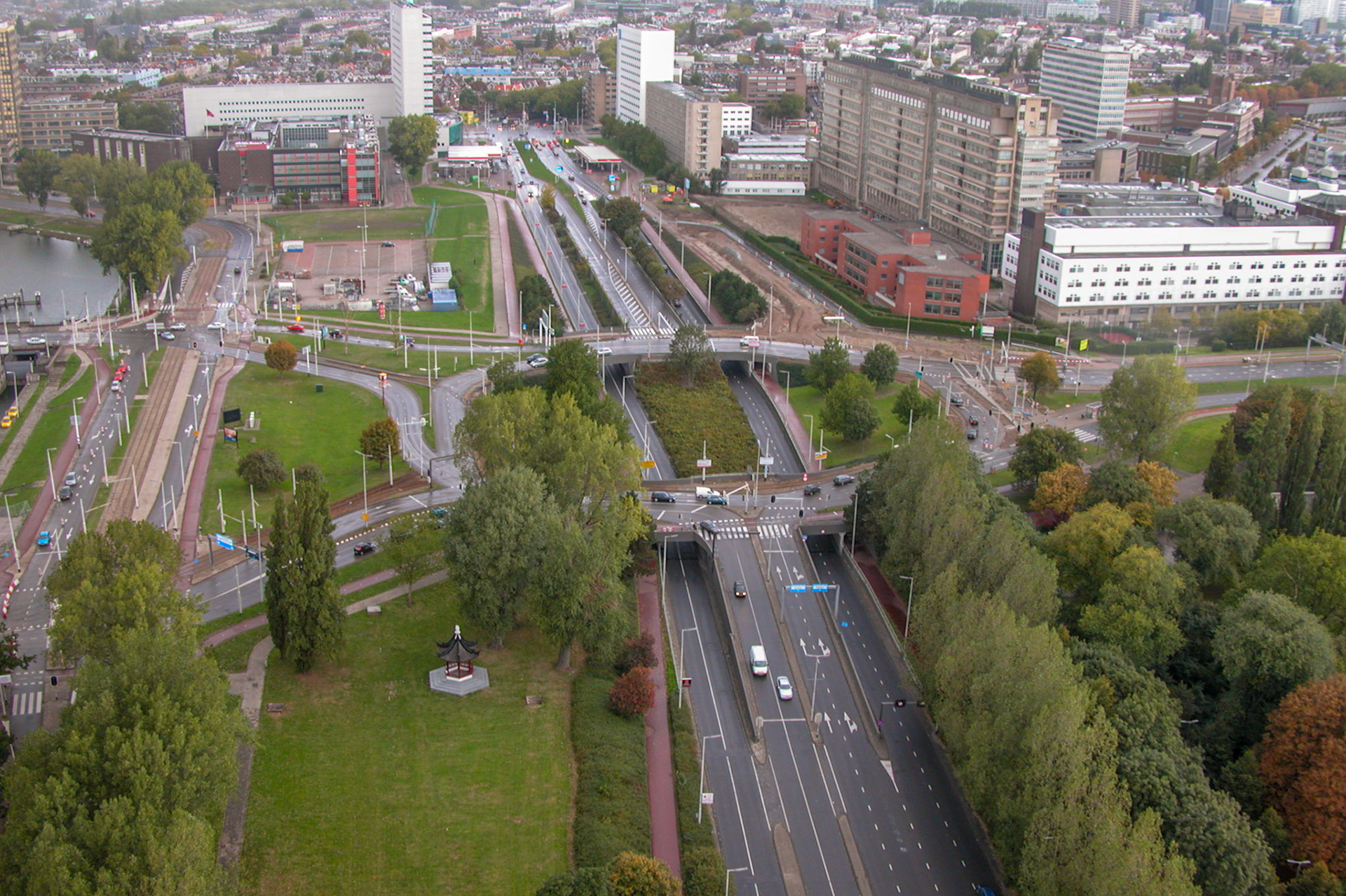 's-Gravendijkwal bij rotonde Westzeedijk met rechts het Academisch Ziekenhuis en links de Hogeschool