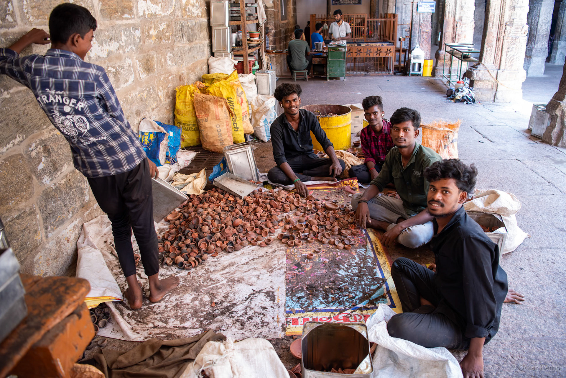 Madurai / Friendly youngsters recycle traditional terracotta lamps (diyas) at Shri Koodal Azhagar Perumal Temple [India 2024 09]