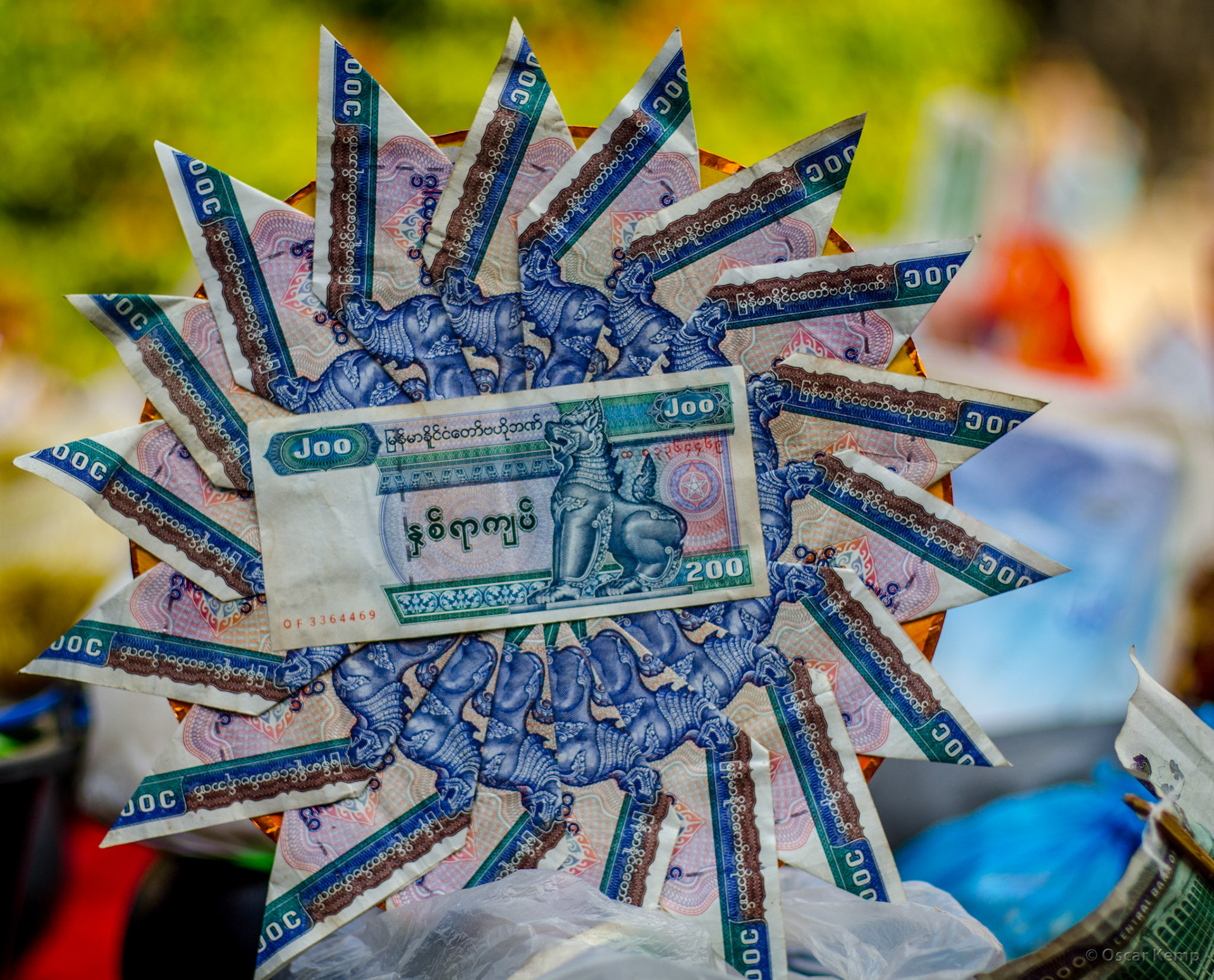 Ananda temple, Old Bagan / Lottery prize: artistically folded 200 kyat (±10¢) banknotes [Myanmar, 2012 01]