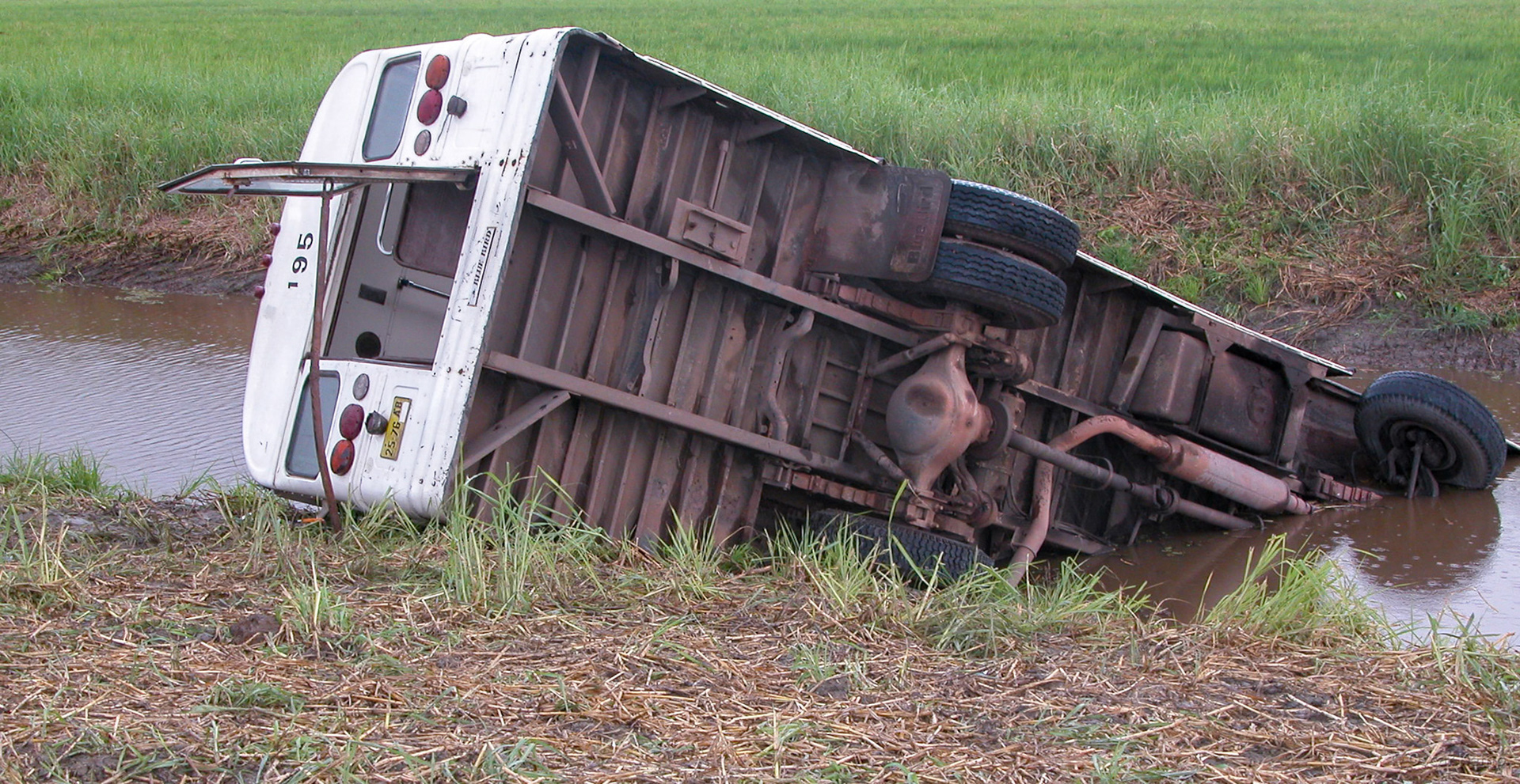 ir Ataoellaweg /Traffic accident (without serious casualties) near Hamptoncourtpolder [Suriname/Nickerie, 2004 09]