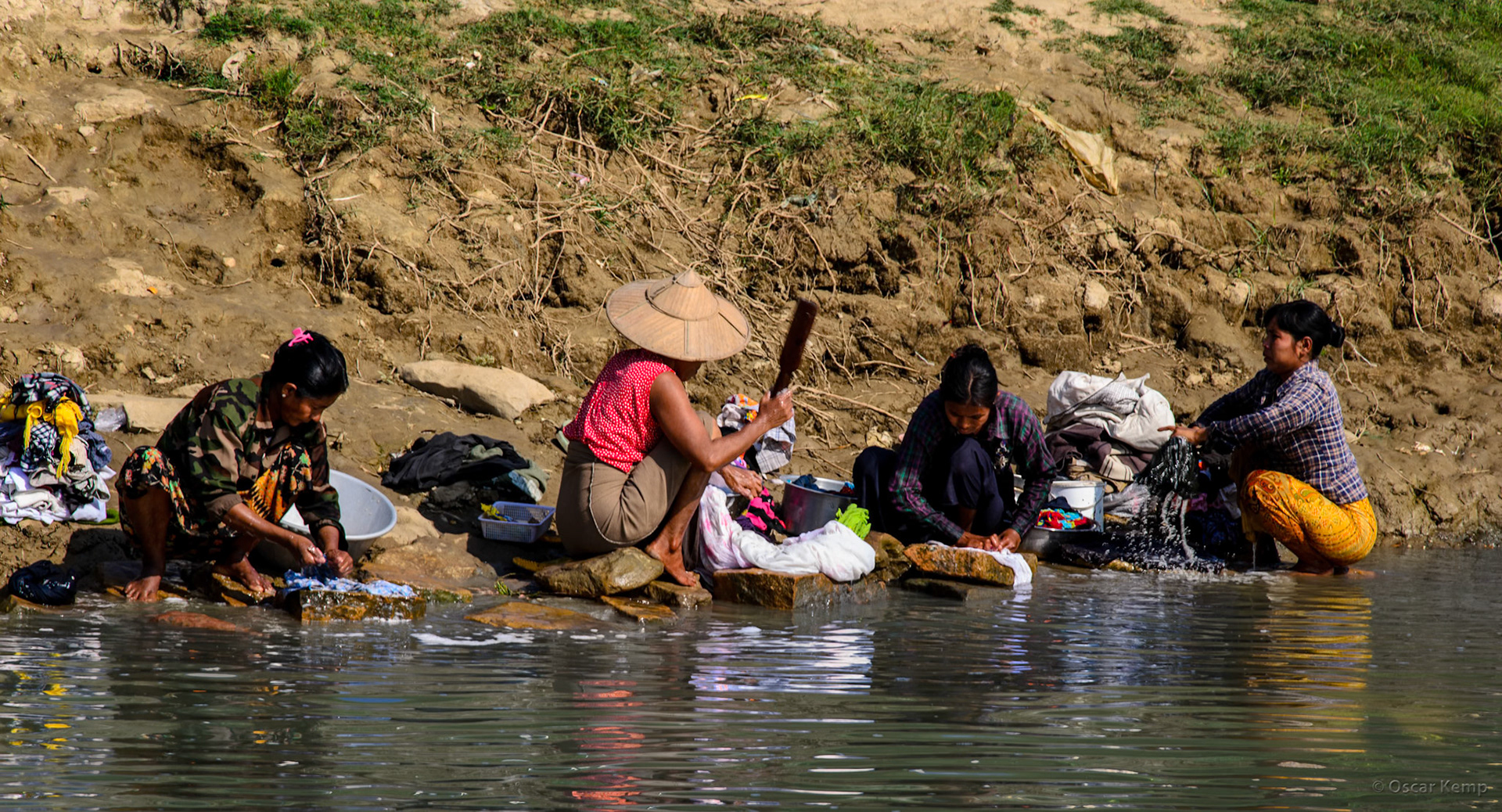 Irrawaddy rivir near Ayeyawady bridge (Pakokku) / Manual laundry directly on the riverbank [Myanmar, 2012 01]