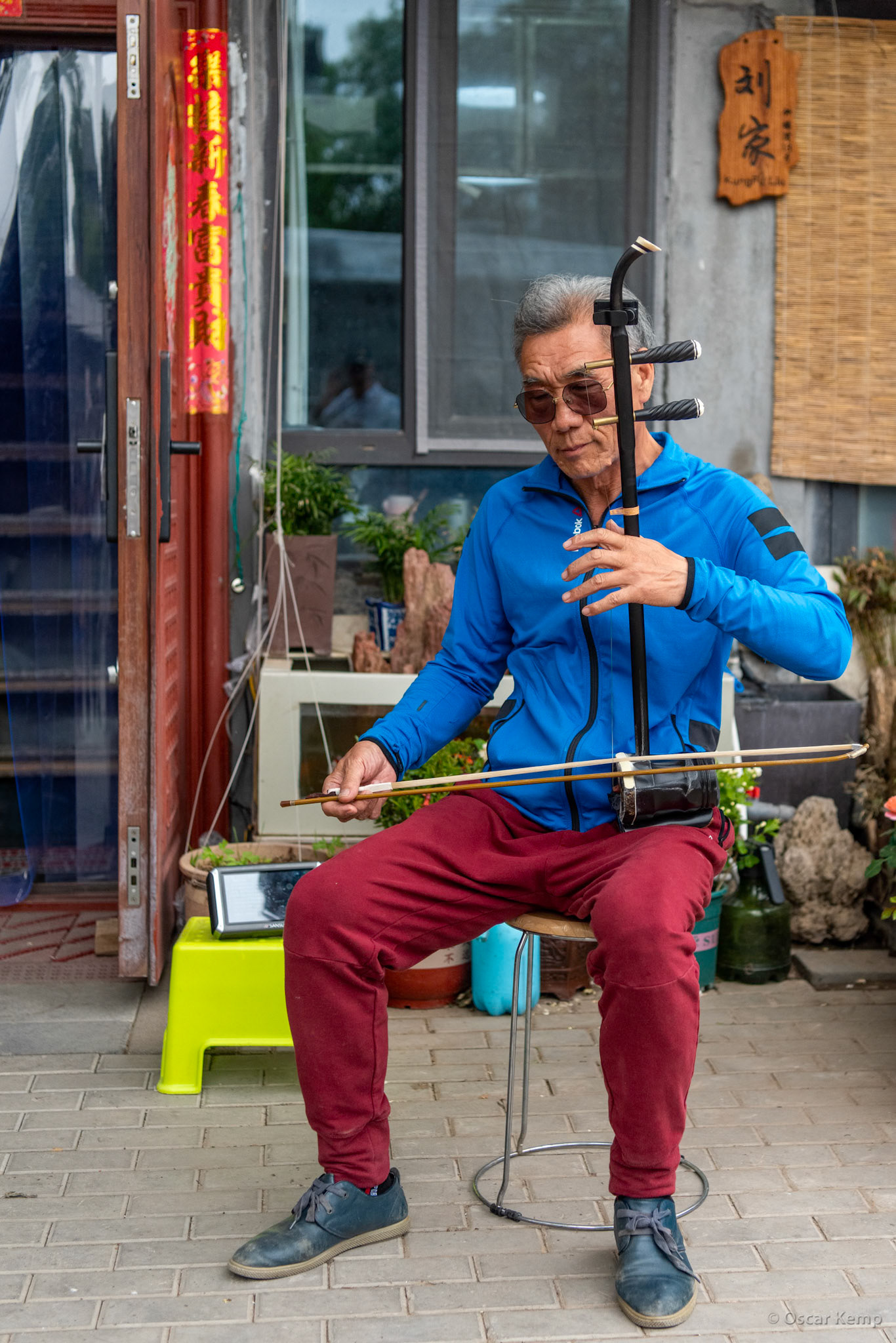 Year Hu Tong street / Special performance by restaurant owner on traditional Chinese violin [China, 2025 05]