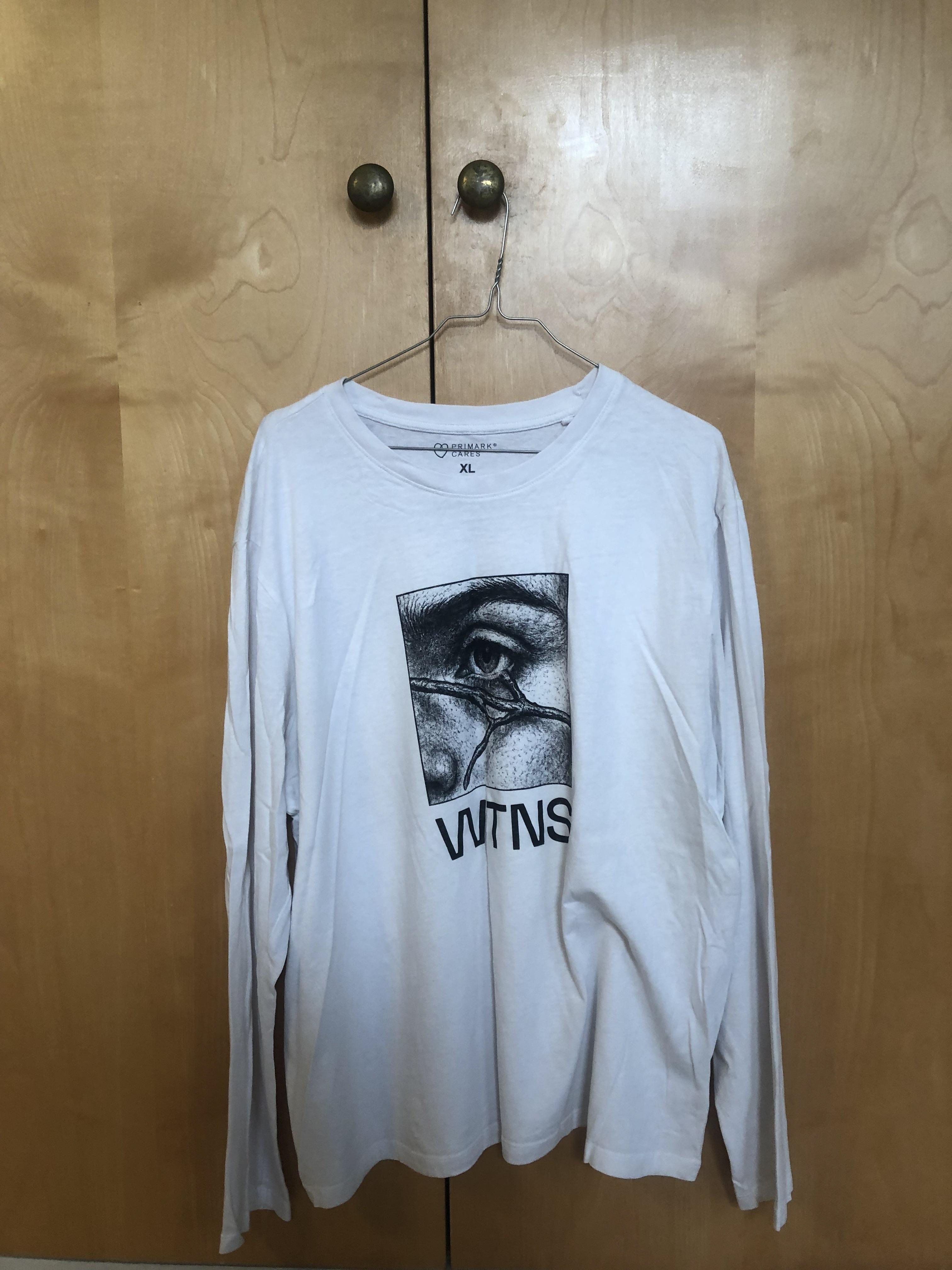 10 € - long sleeve white t-shirt - simple and perfect! brand: primark size: XL blessed with crazy sexy screenprinting.