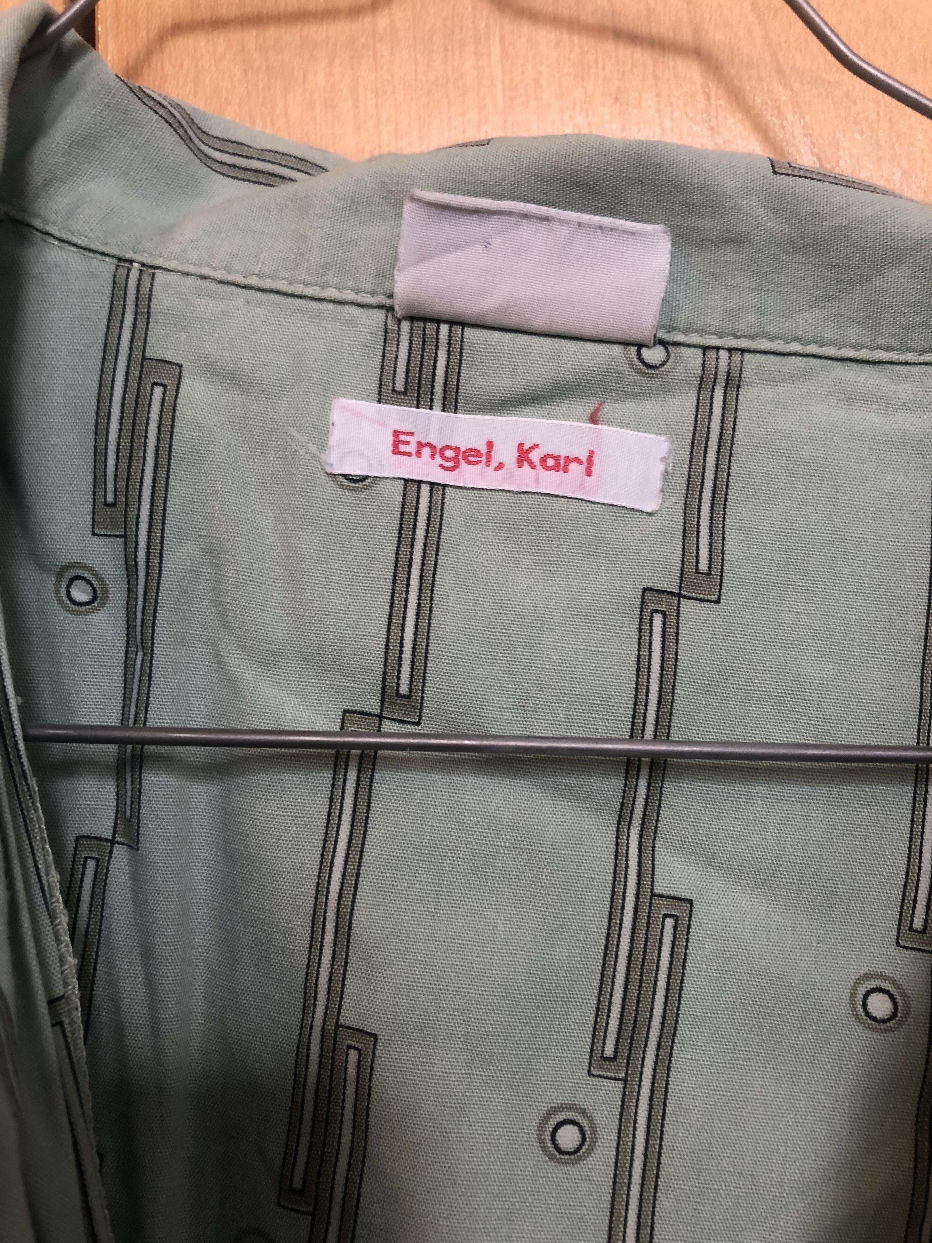 15 € - light green patterned shirt - elegant, comfy and light green 70s xx brand: Cario Comberti (owned by some Engel, Karl - and not Engels and his buddy Karl sadly!) size: 48 blessed with crazy sexy screenprinting.