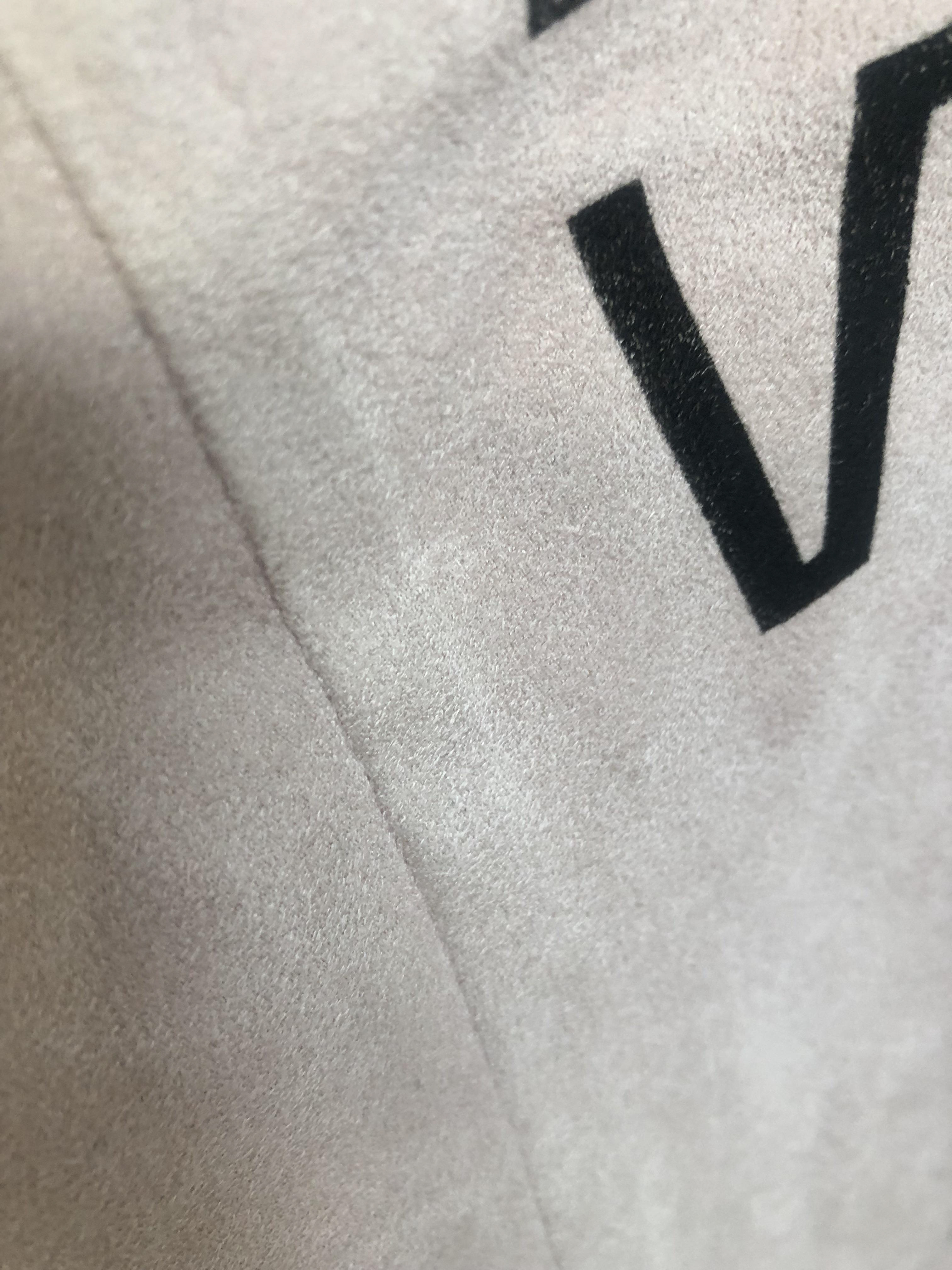 15 € - baby pink suede shirt - soft, pretty ruffled sleeves xx brand: Burton size: 40 (pls forgive the poor ironing skills, it looks perfect ironed!) blessed with crazy sexy screenprinting.