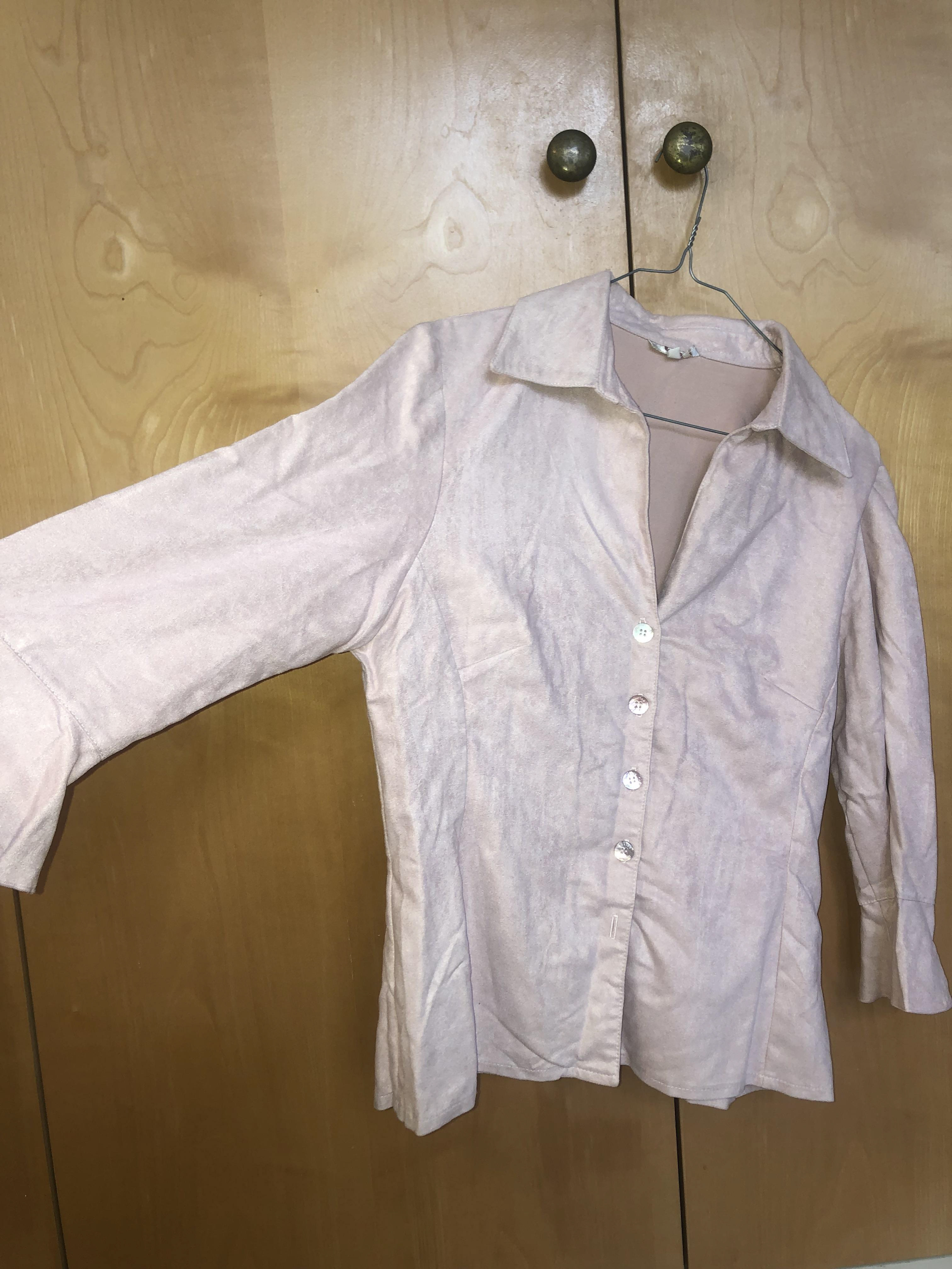 15 € - baby pink suede shirt - soft, pretty ruffled sleeves xx brand: Burton size: 40 (pls forgive the poor ironing skills, it looks perfect ironed!) blessed with crazy sexy screenprinting.