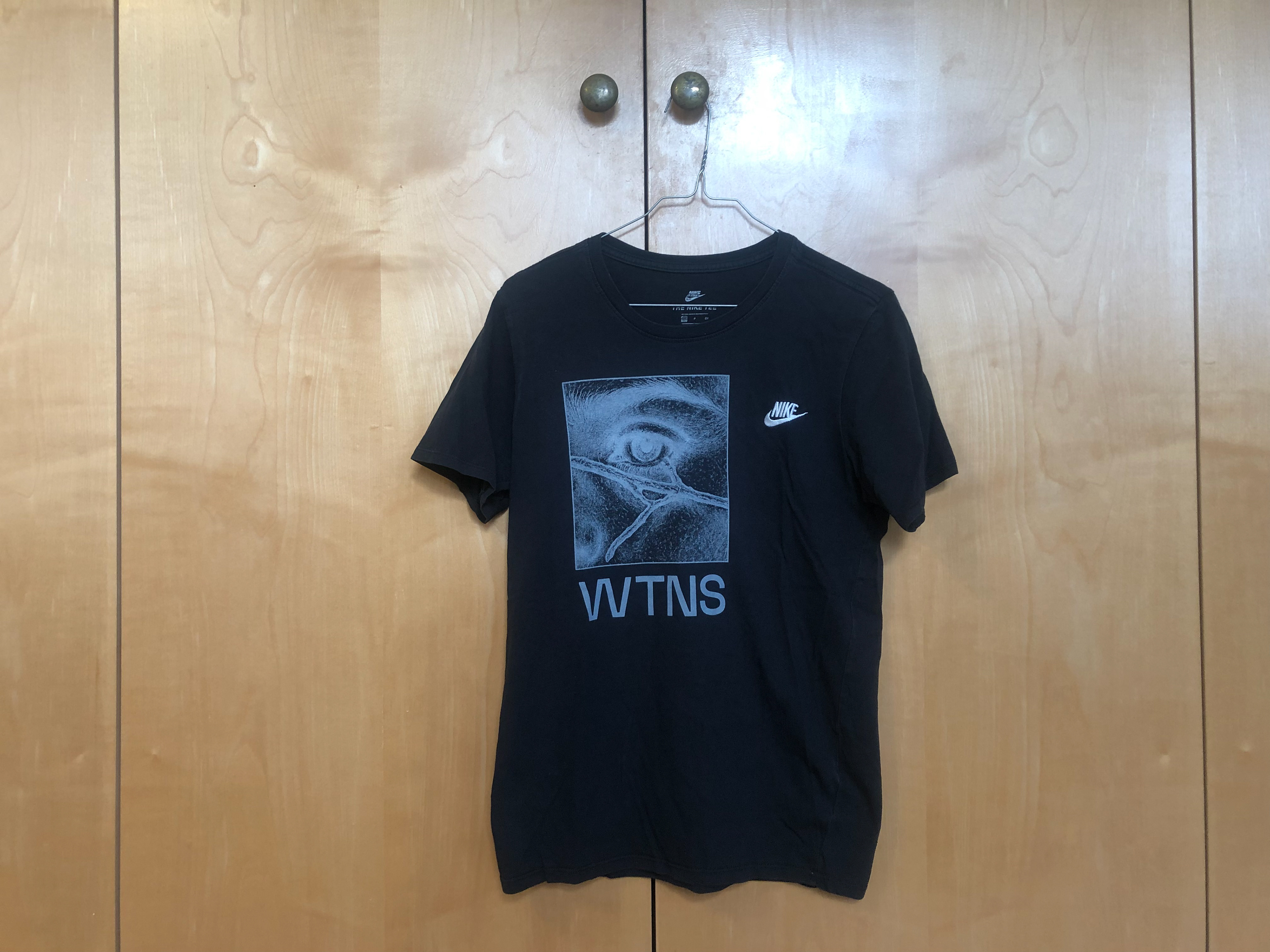 15 € - black nike tee - for sport and logo fans xx brand: nike size: M material: 100% cotton blessed with crazy sexy slightly off-center (for the style) screenprinting.