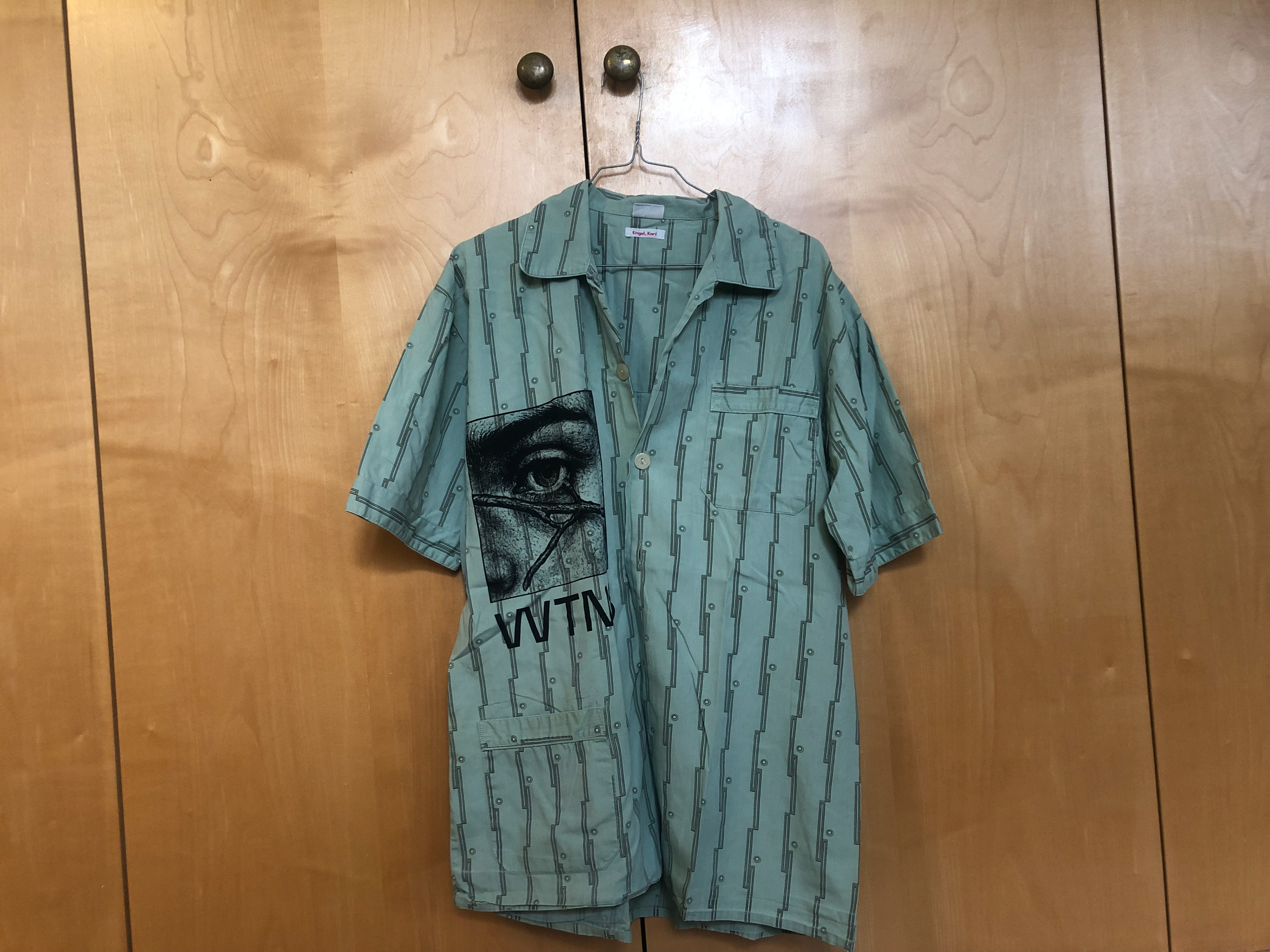 15 € - light green patterned shirt - elegant, comfy and light green 70s xx brand: Cario Comberti (owned by some Engel, Karl - and not Engels and his buddy Karl sadly!) size: 48 blessed with crazy sexy screenprinting.
