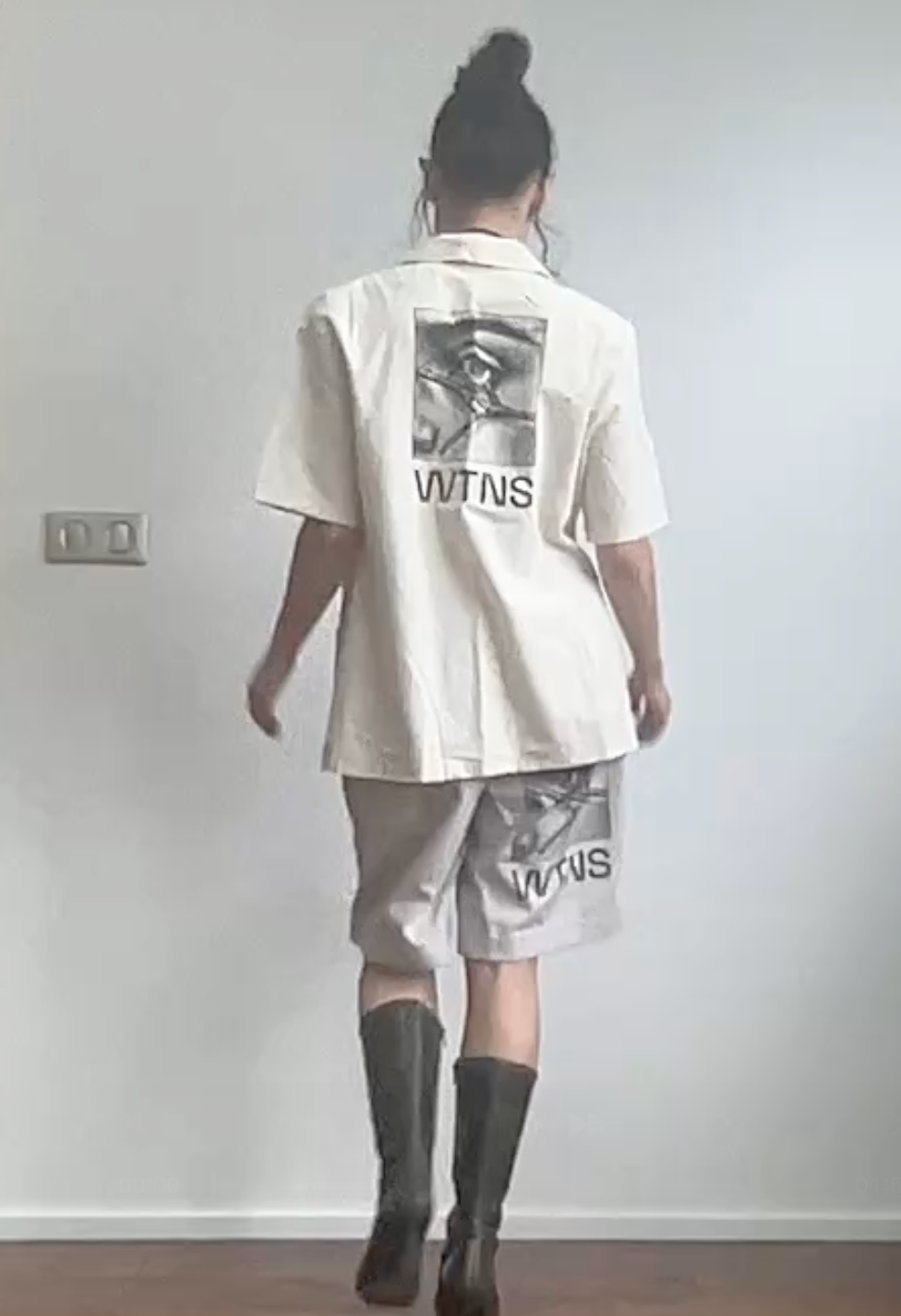 25€ - light beige shirt, deluxxe feel - beautiful shirt to go around town in, with shoulder pads (personal favorite!!) brand: canda size: 40 material: 100% cotton blessed with crazy sexy screenprinting.