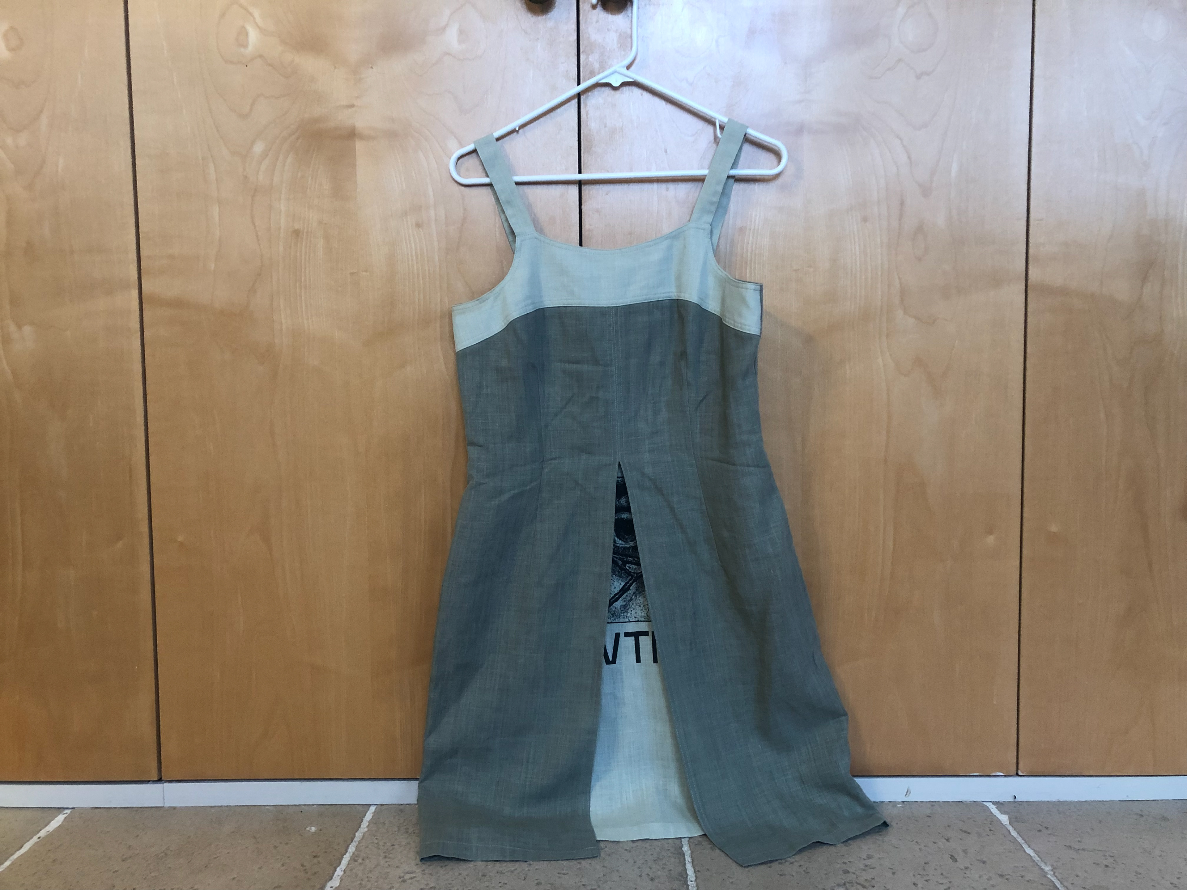 20 € - illuminati linen dress - mysterious, surprising, linen-y, cutest-y! brand: armand thierry size: S blessed with really crazy sexy screenprinting.