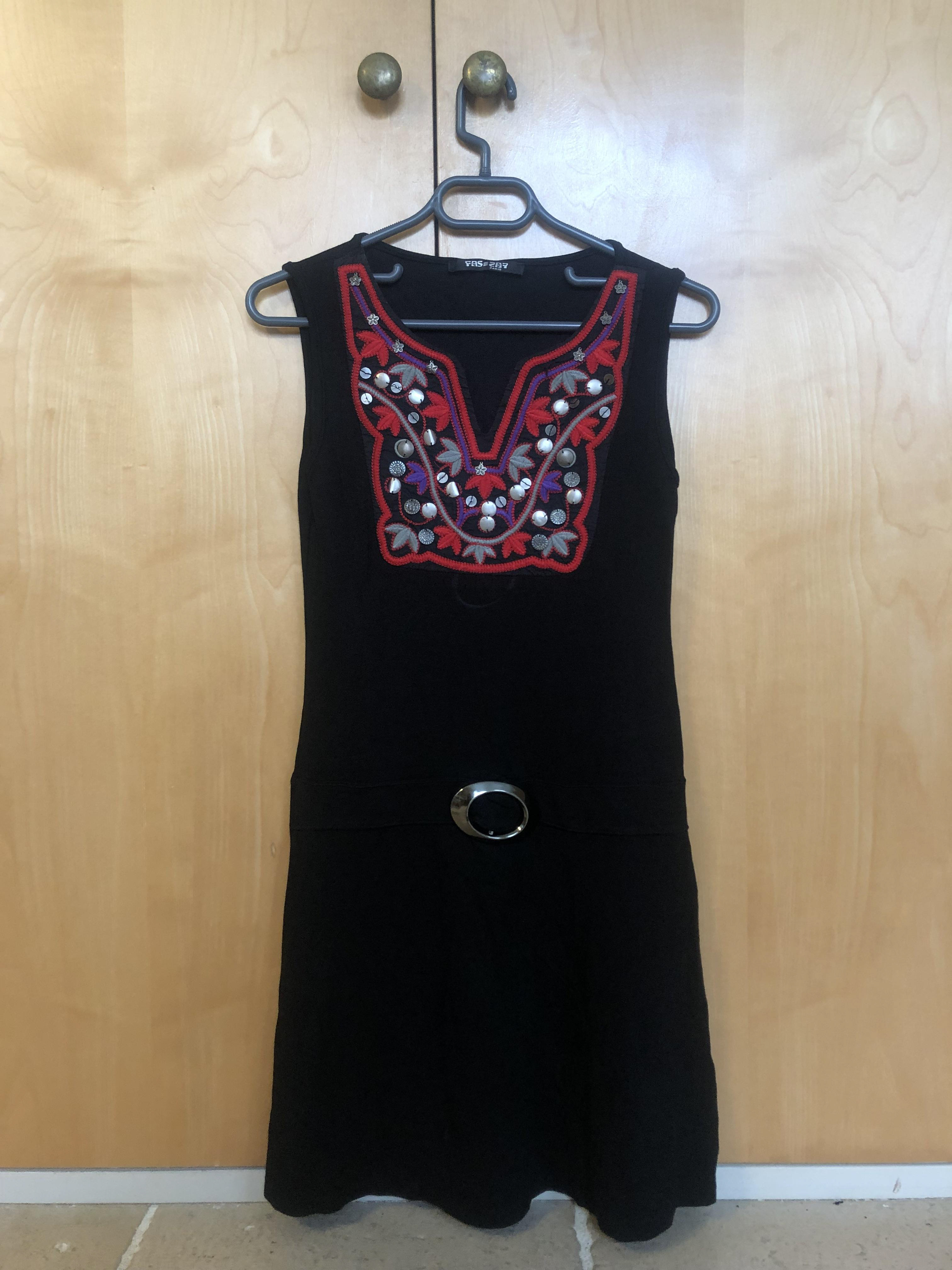 20 € - midi adorned dress - adorned and adorable, with built-in belt buckle. brand: fille à suivre size: S blessed with crazy sexy screenprinting.