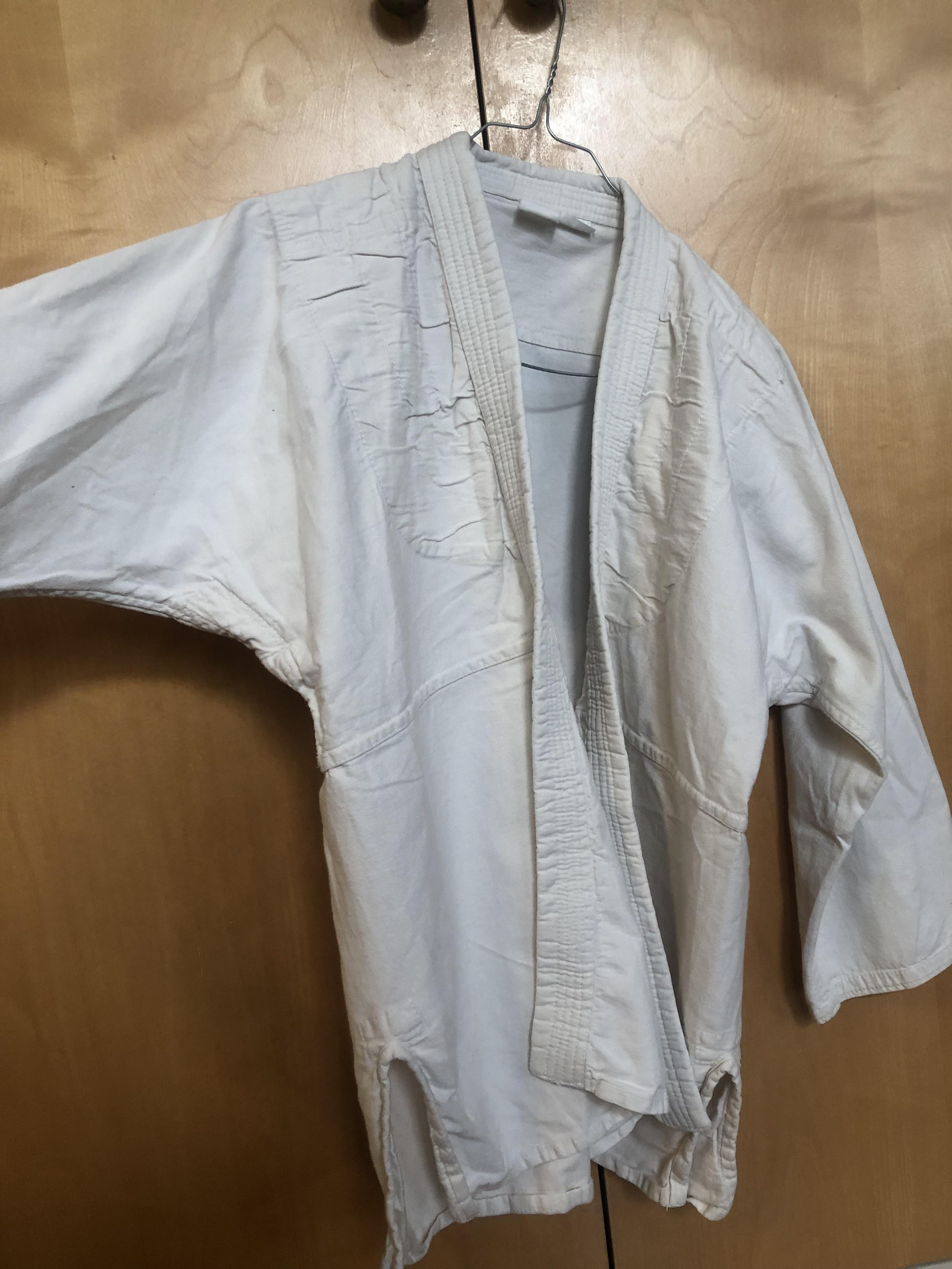 20 € - white kimono - ready to karate the wind!! brand: some sport kimono brand (great build xx) size: S blessed with crazy sexy screenprinting.