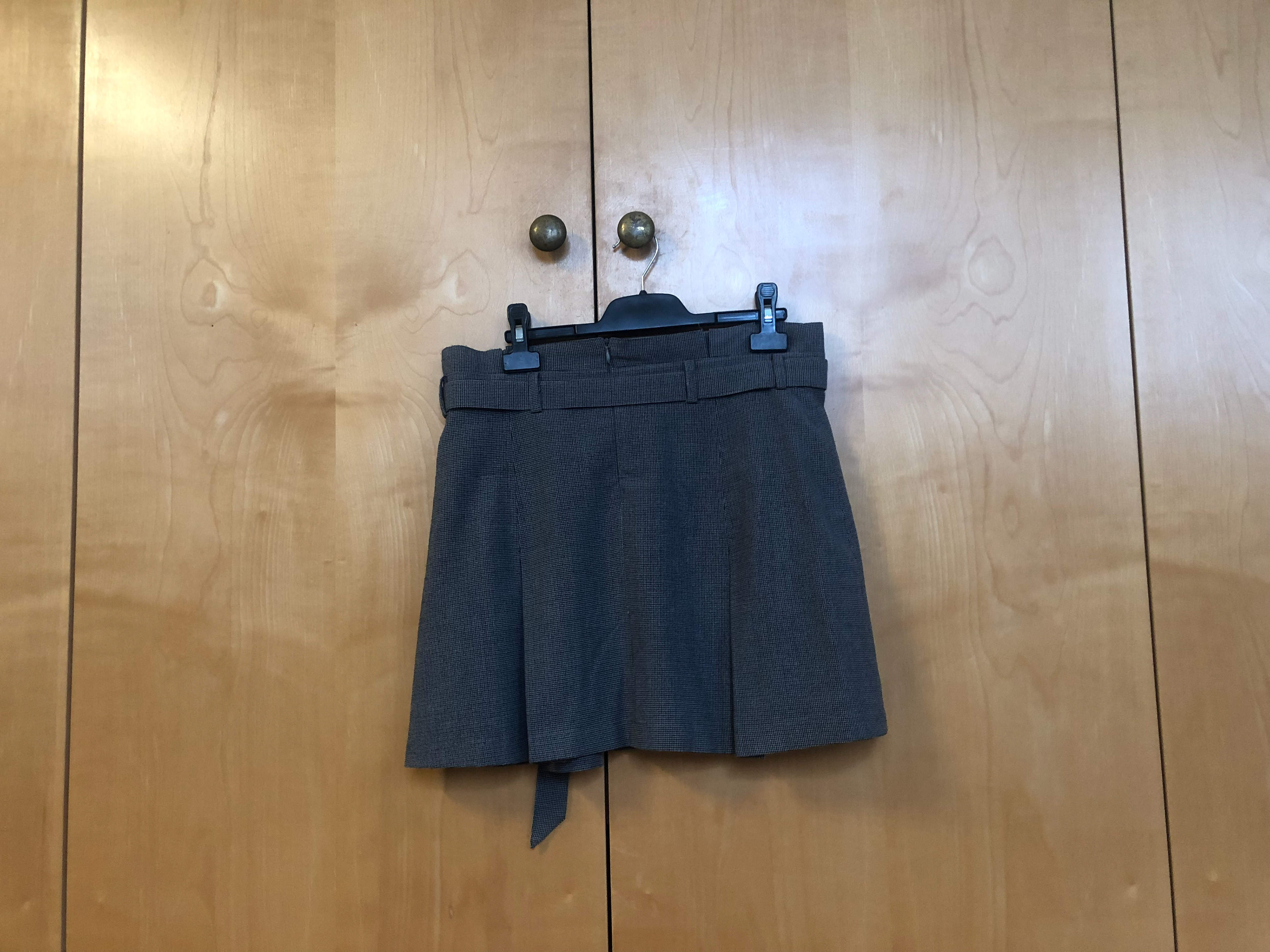 15 € - houndstooth skater skirt - elegant, flowy and very comfy with built-in belt brand: in extenso size: 38 women blessed with crazy sexy screenprinting.