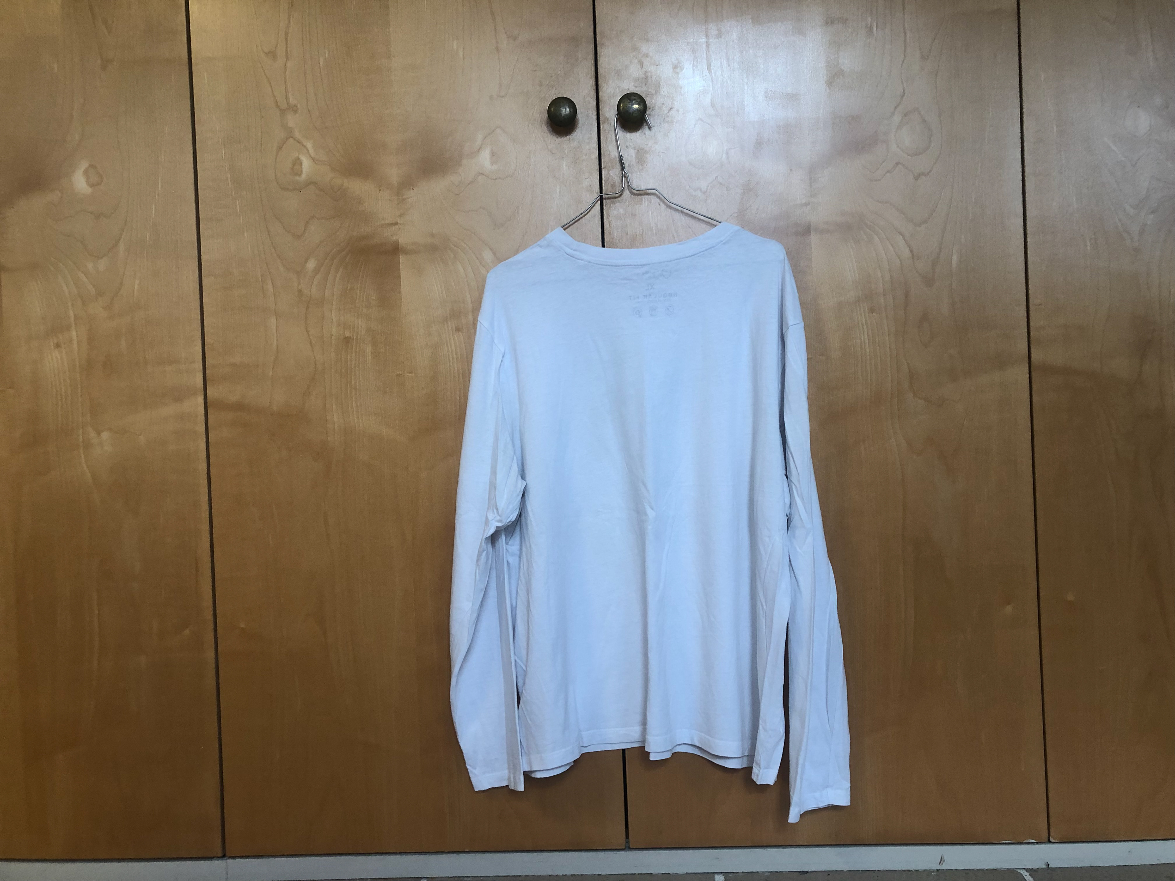10 € - long sleeve white t-shirt - simple and perfect! brand: primark size: XL blessed with crazy sexy screenprinting.