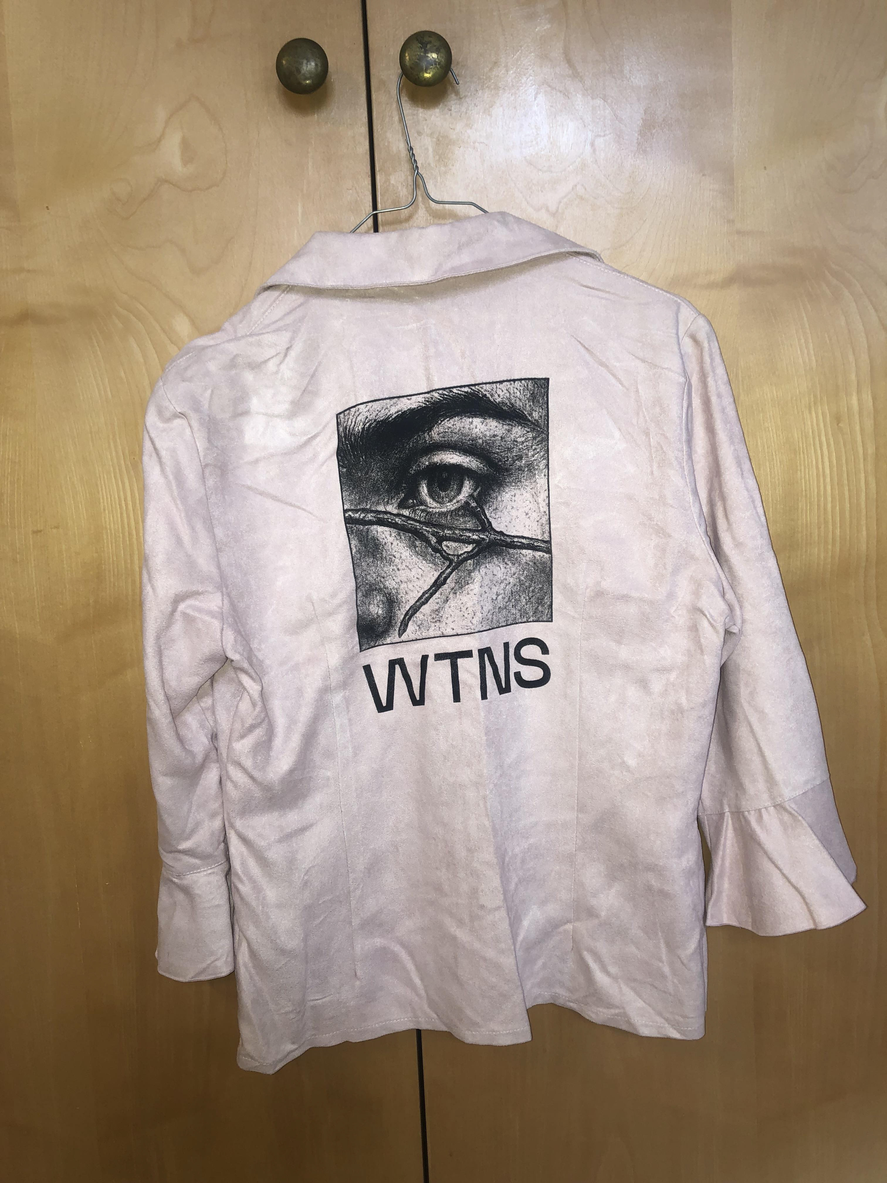 15 € - baby pink suede shirt - soft, pretty ruffled sleeves xx brand: Burton size: 40 (pls forgive the poor ironing skills, it looks perfect ironed!) blessed with crazy sexy screenprinting.