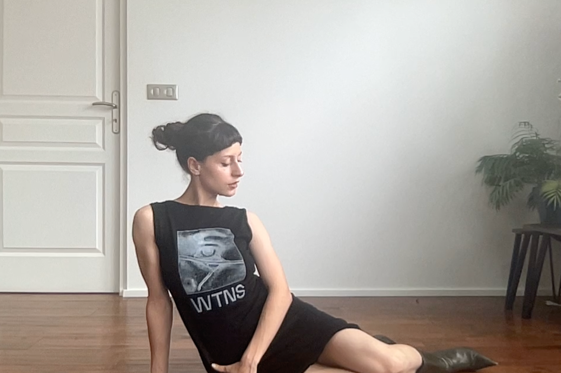 20 € - midi adorned dress - adorned and adorable, with built-in belt buckle. brand: fille à suivre size: S blessed with crazy sexy screenprinting.