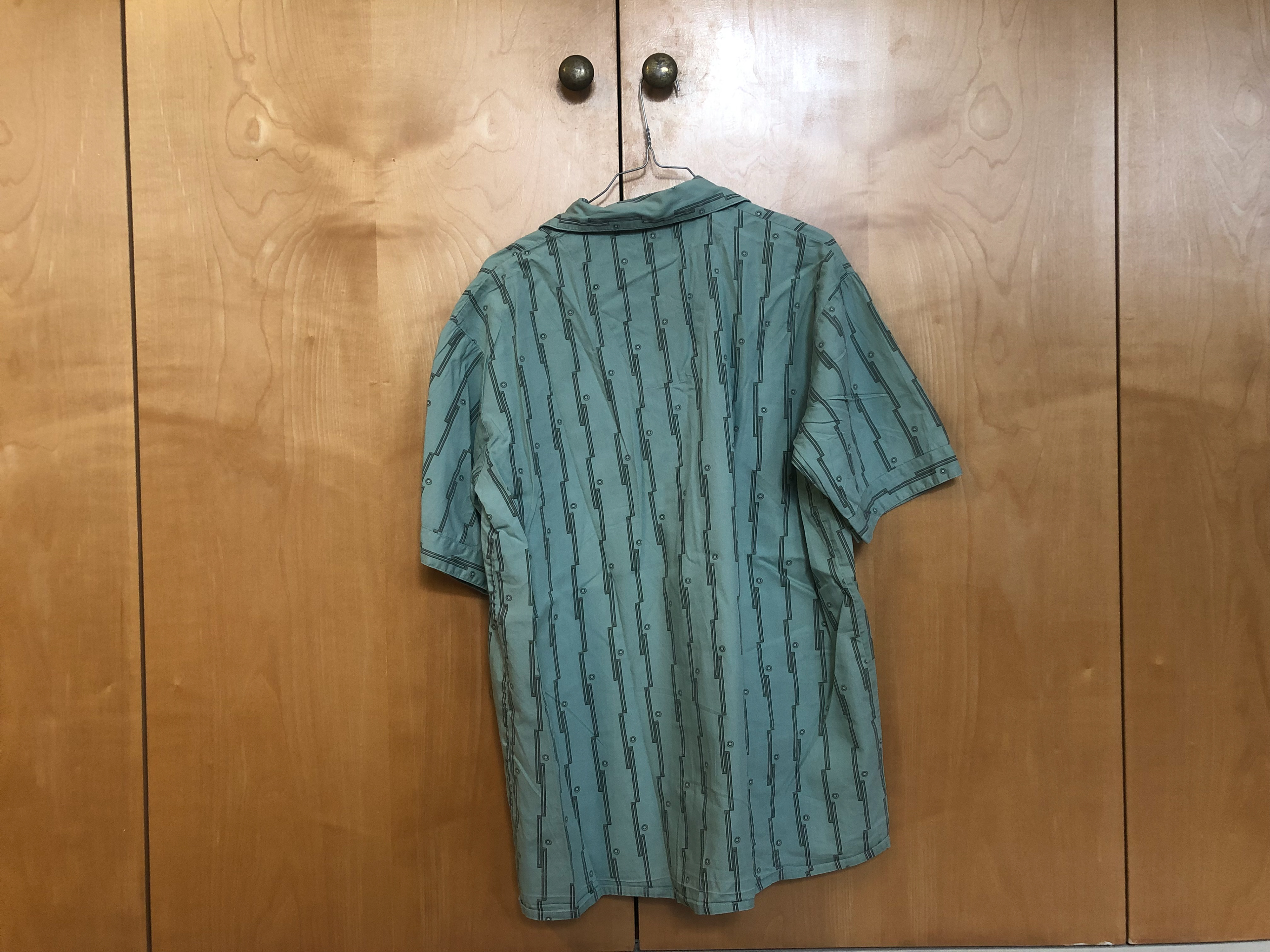 15 € - light green patterned shirt - elegant, comfy and light green 70s xx brand: Cario Comberti (owned by some Engel, Karl - and not Engels and his buddy Karl sadly!) size: 48 blessed with crazy sexy screenprinting.