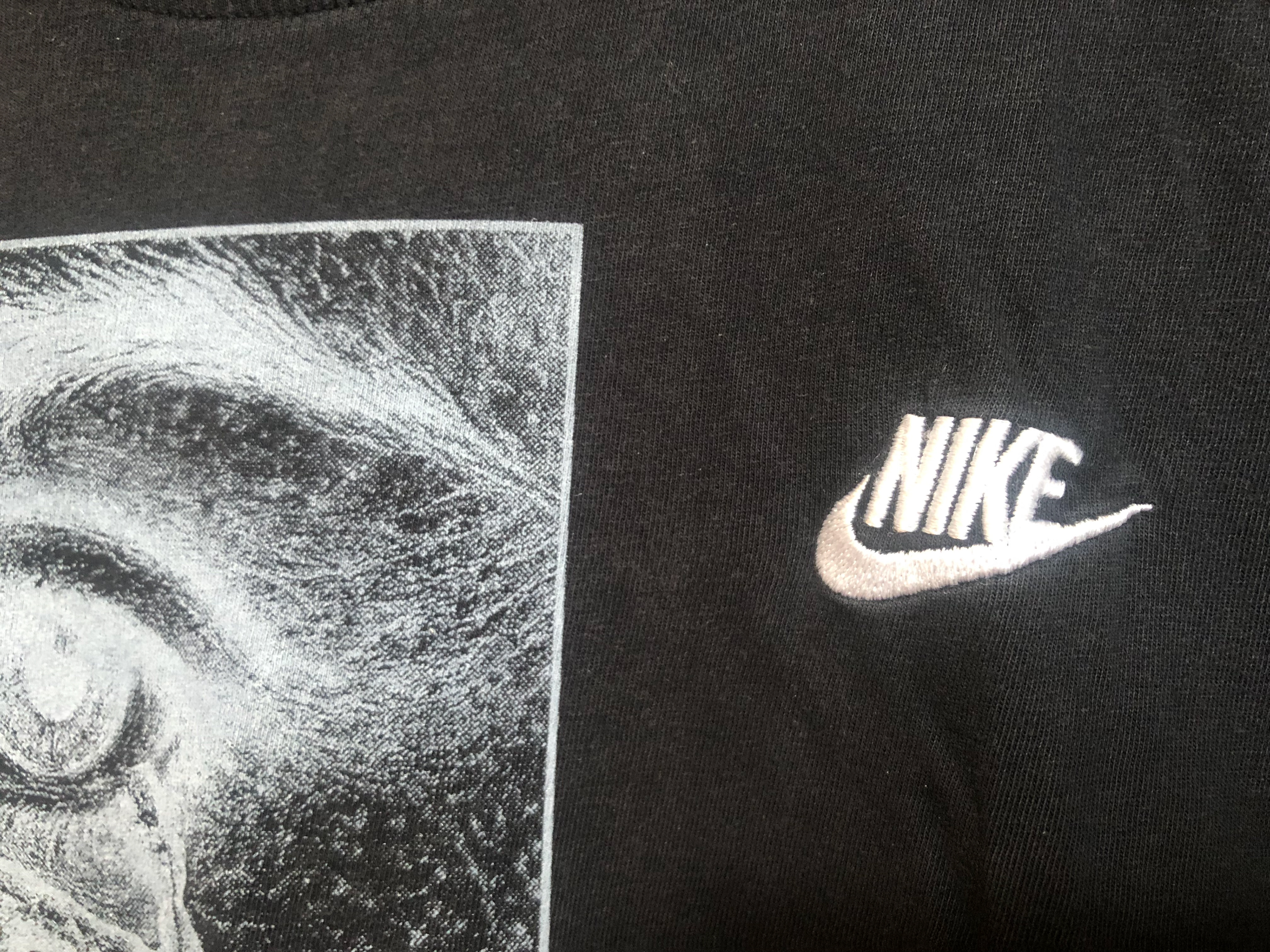 15 € - black nike tee - for sport and logo fans xx brand: nike size: M material: 100% cotton blessed with crazy sexy slightly off-center (for the style) screenprinting.