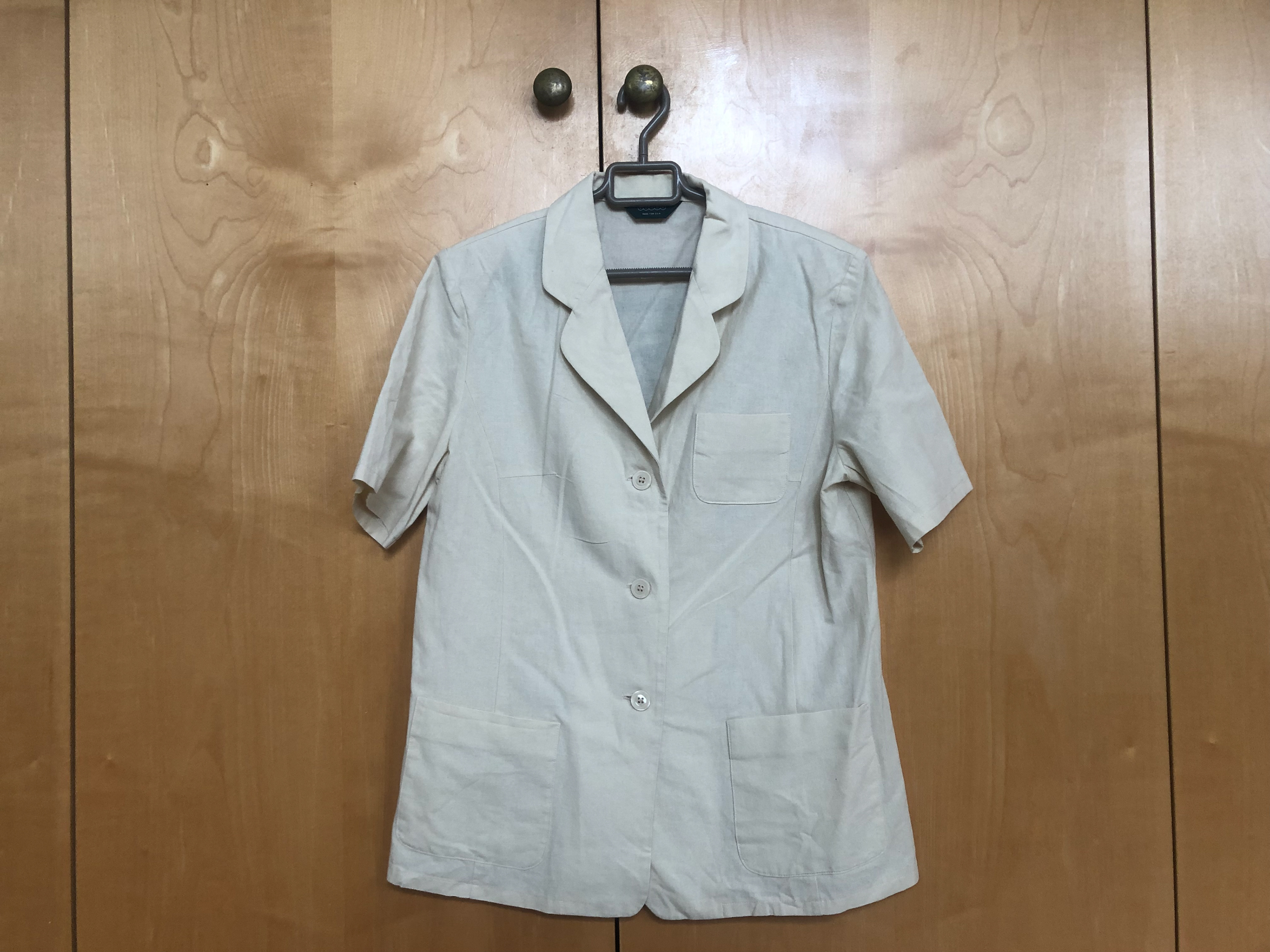 25€ - light beige shirt, deluxxe feel - beautiful shirt to go around town in, with shoulder pads (personal favorite!!) brand: canda size: 40 material: 100% cotton blessed with crazy sexy screenprinting.