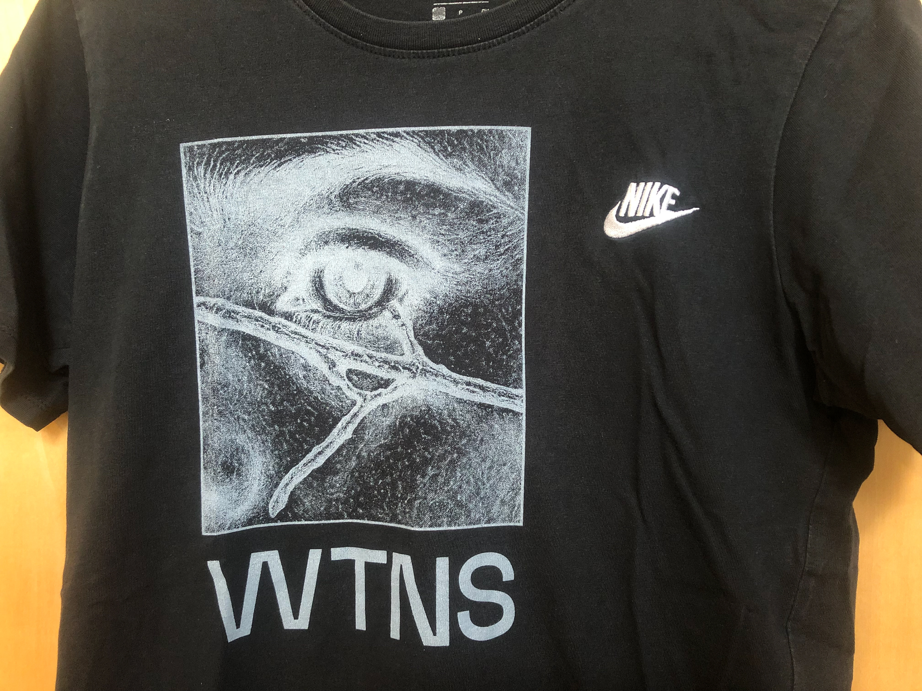 15 € - black nike tee - for sport and logo fans xx brand: nike size: M material: 100% cotton blessed with crazy sexy slightly off-center (for the style) screenprinting.