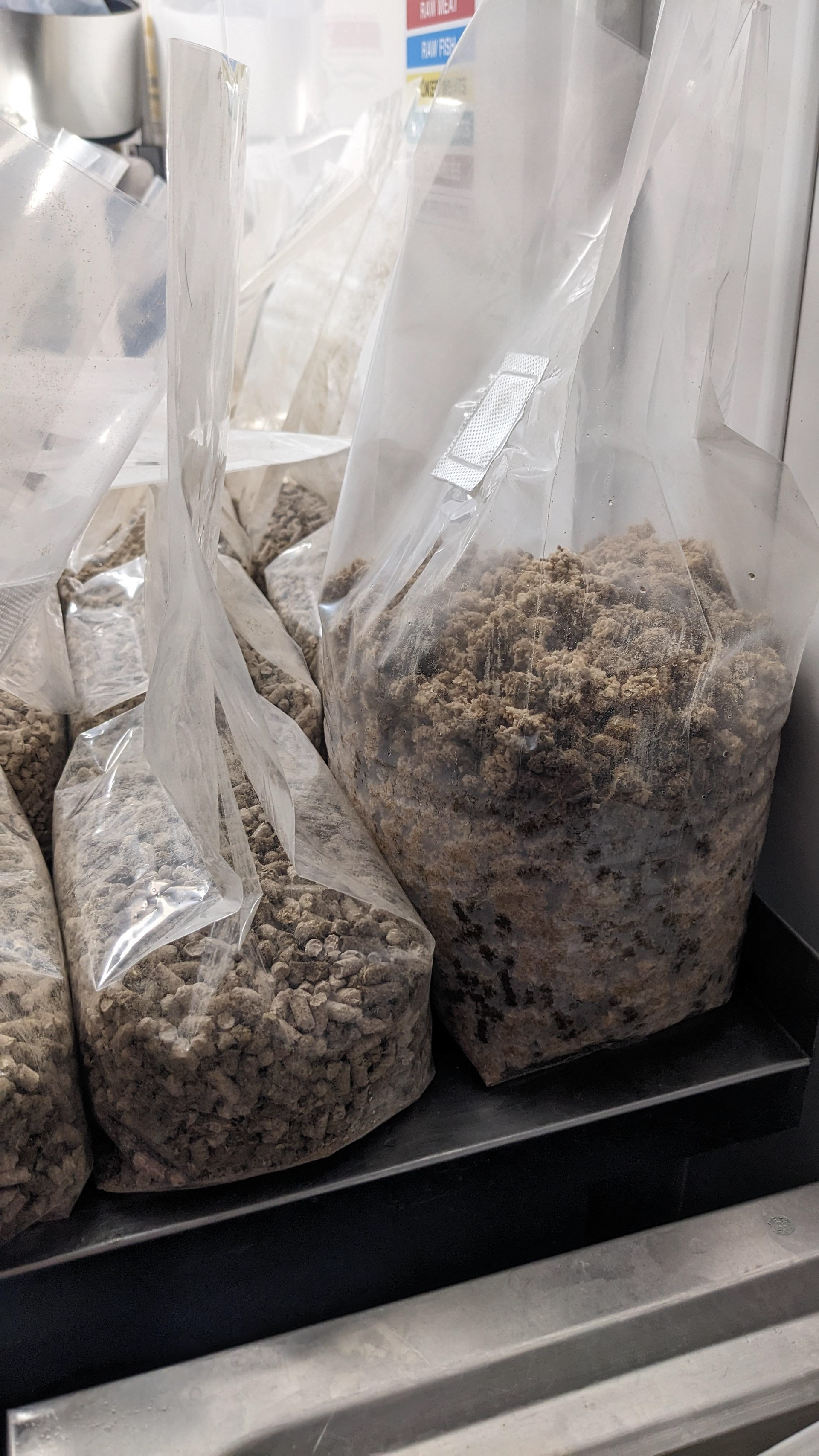 Hydrating oak and straw substrate