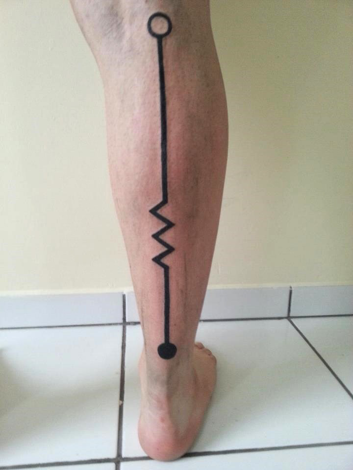 tatuagem com máquina artesanal