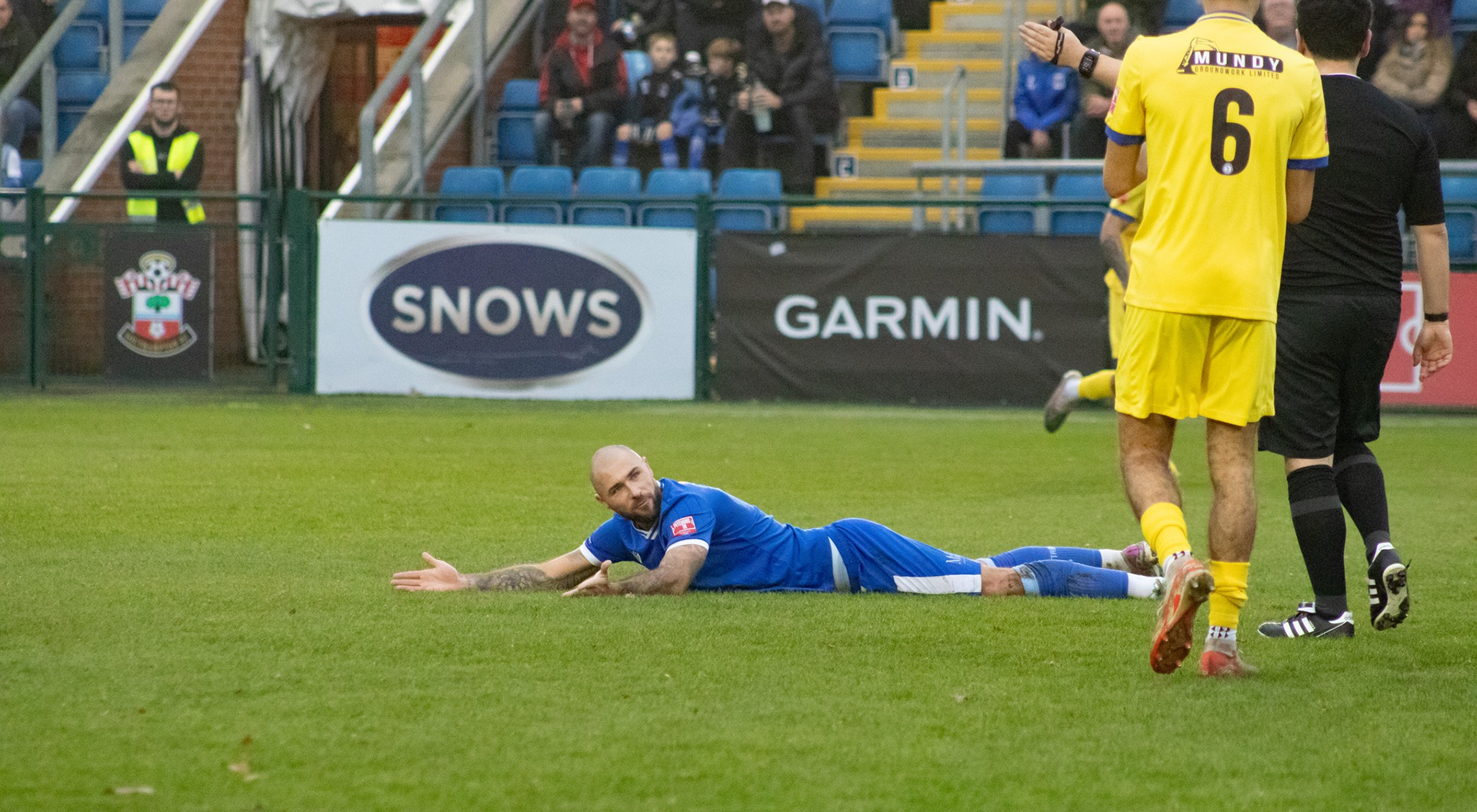 Charlie Austin is frustrated with the referee's decision.