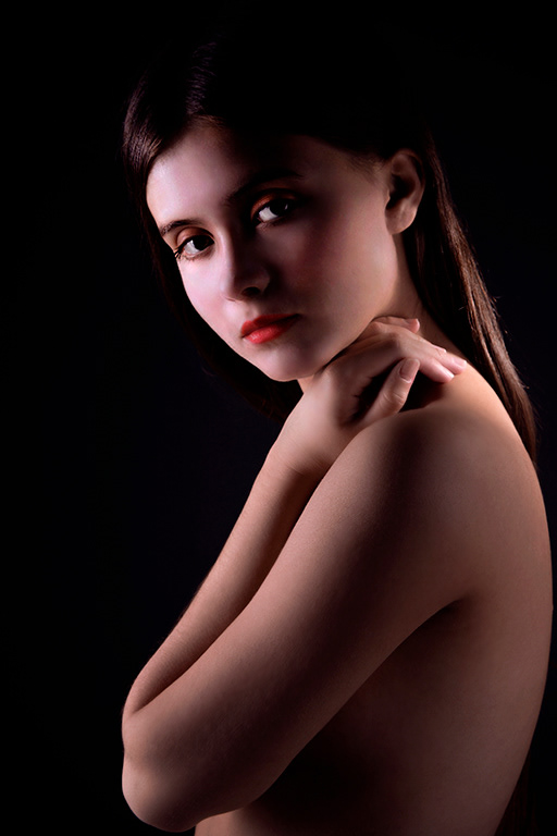 Künstlerisches Portrait mit reduzierter Lichtsetzung, ästhetische Portraitfotografie Bremen