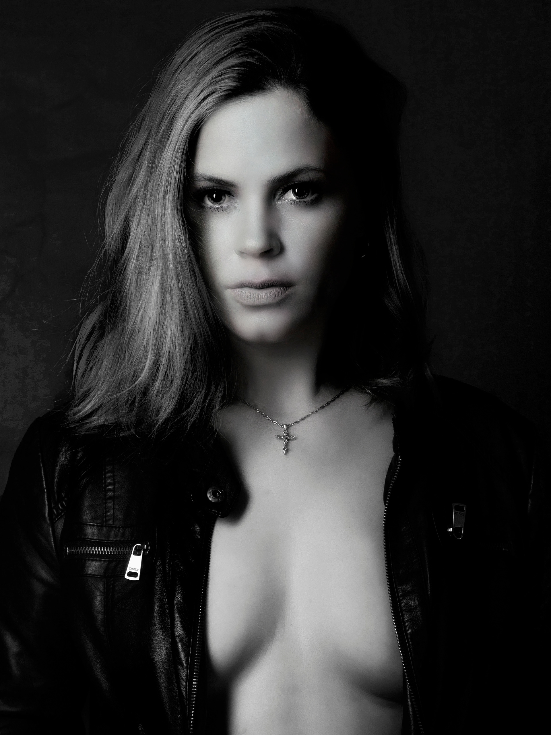 Schwarzweiß Portrait mit Fokus auf Gesicht und Ausdruck, Portraitfotograf Bremen 