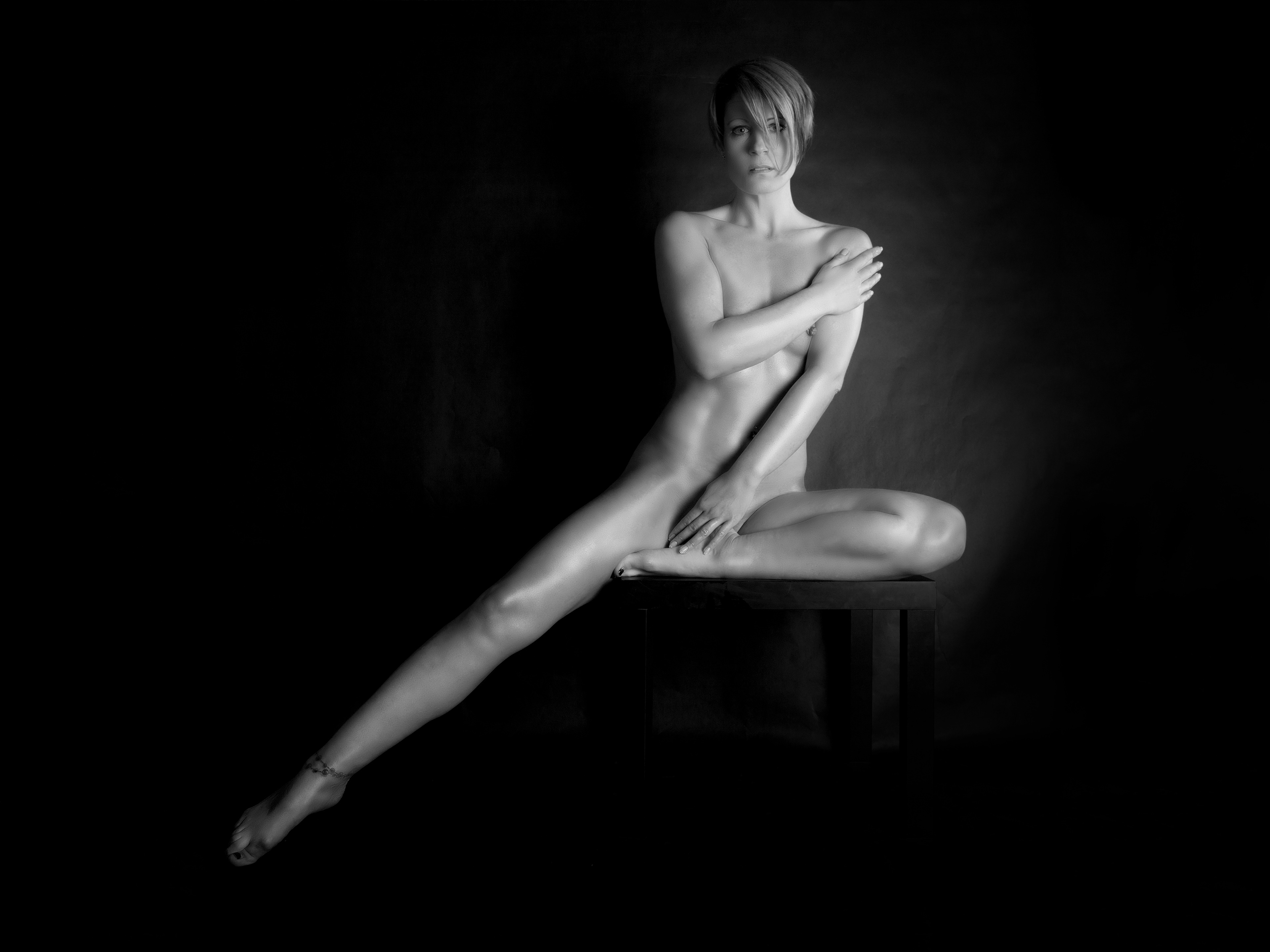 Schwarzweiß Fine Art Nude mit Fokus auf Form und Licht, Aktfotografie in Bremen