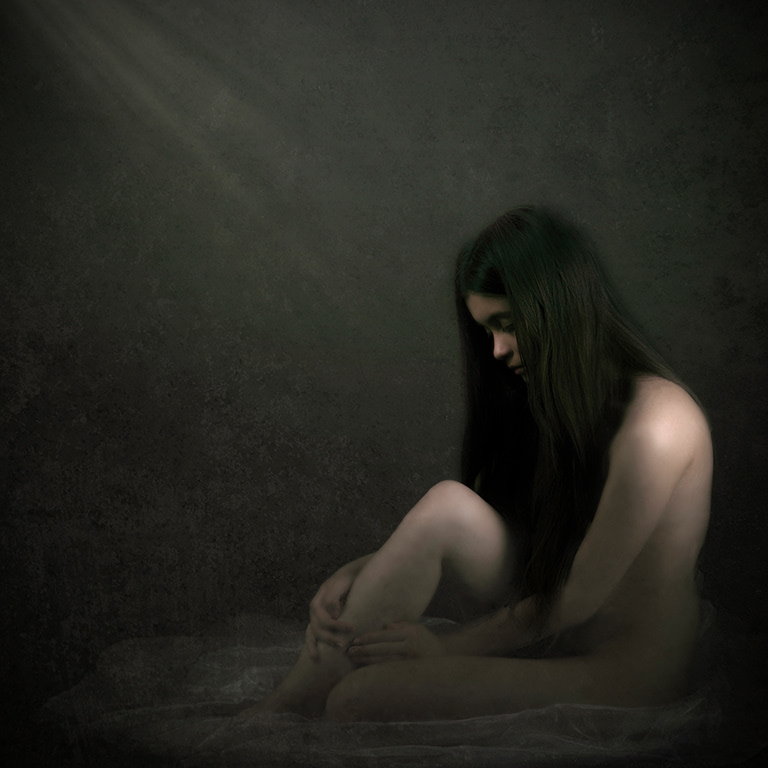 Sitzender Fine Art Akt in ruhiger Atmosphäre, ästhetische Aktfotografie Bremen