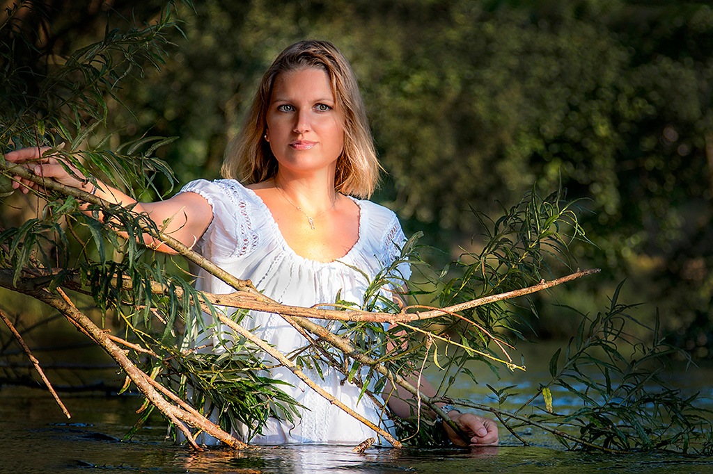 Nahes Portrait im Wasser mit ruhigem Blick und weichem Licht, Portraitfotografie in Bremen 