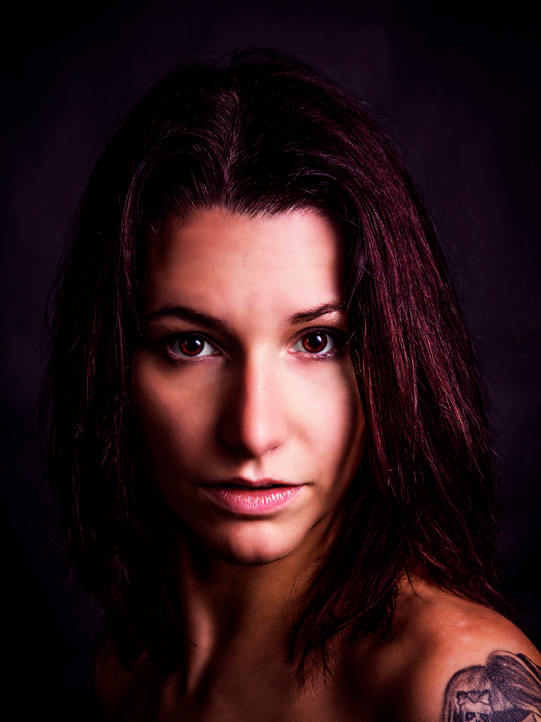 Künstlerisches Portrait mit reduzierter Lichtsetzung, ästhetische Portraitfotografie Bremen