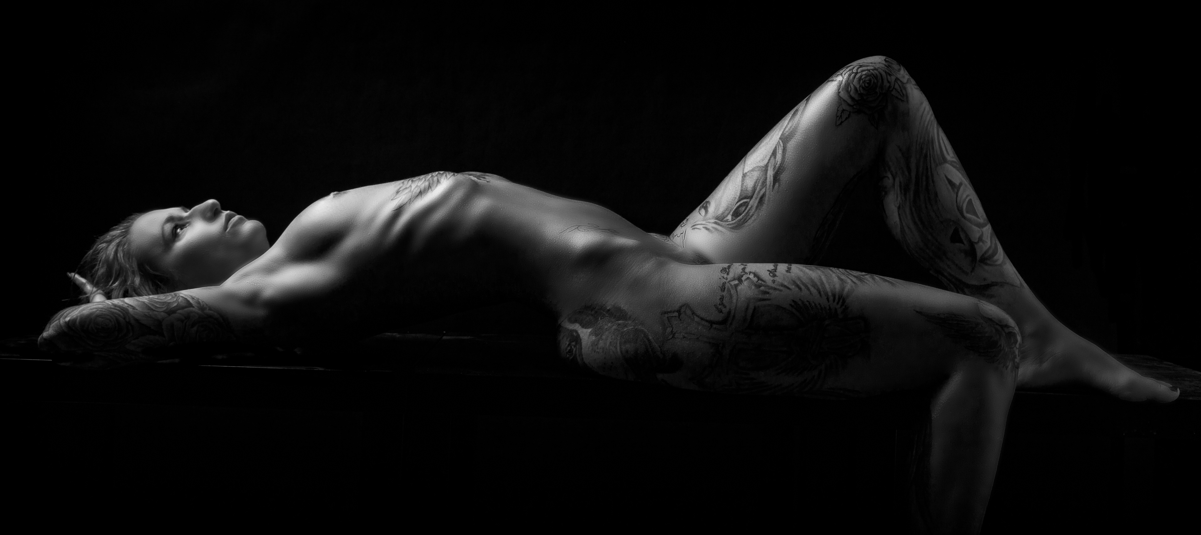 Schwarzweiß Fine Art Nude mit Fokus auf Form und Licht, Aktfotografie in Bremen