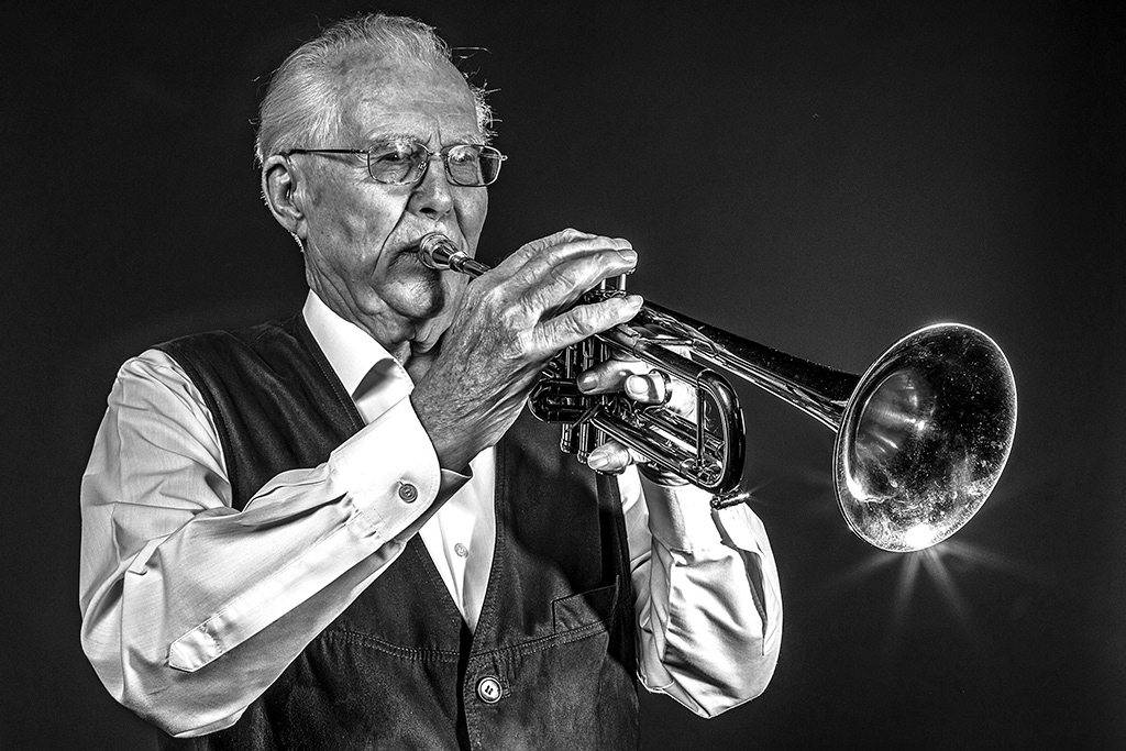 Schwarzweiß Portrait mit Fokus auf Gesicht und Ausdruck, Portraitfotograf Bremen