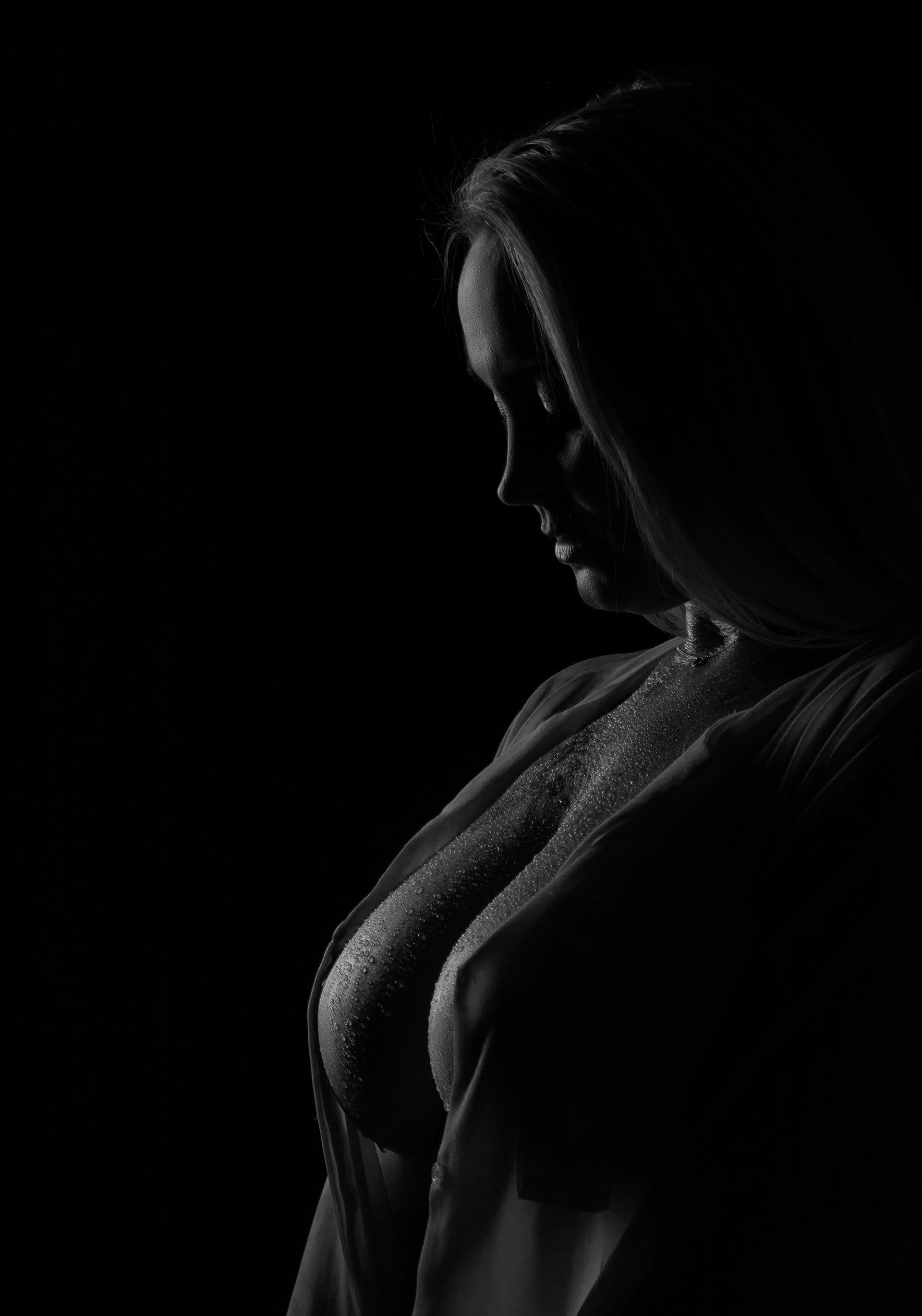 Schwarzweiß Fine Art Nude mit Fokus auf Form und Licht, Aktfotografie in Bremen