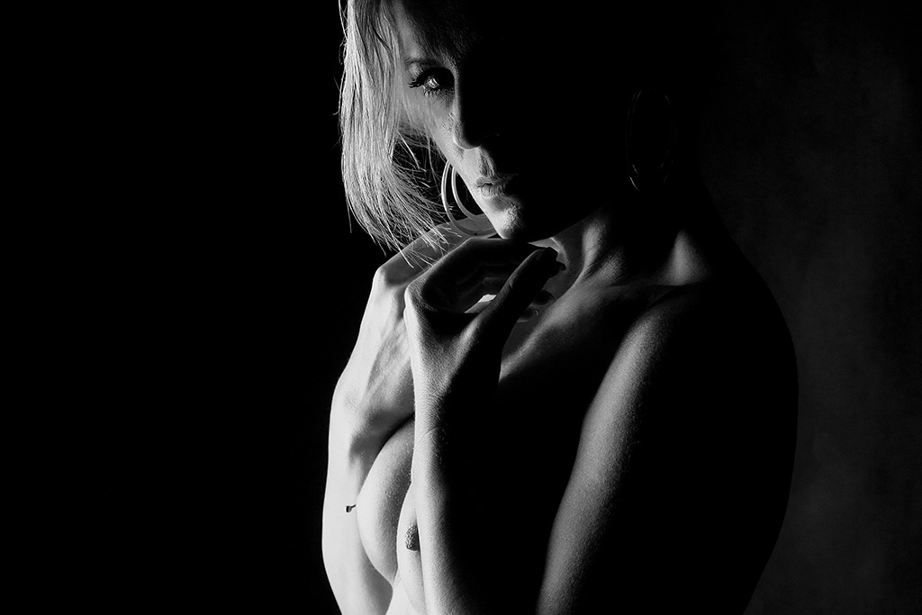 Schwarzweiß Fine Art Nude mit Fokus auf Form und Licht, Aktfotografie in Bremen
