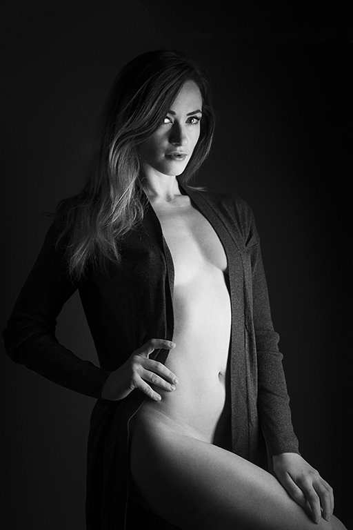 Ästhetische Aktfotografie einer stehenden Person mit natürlichem Licht, Fine Art Nude in Bremen