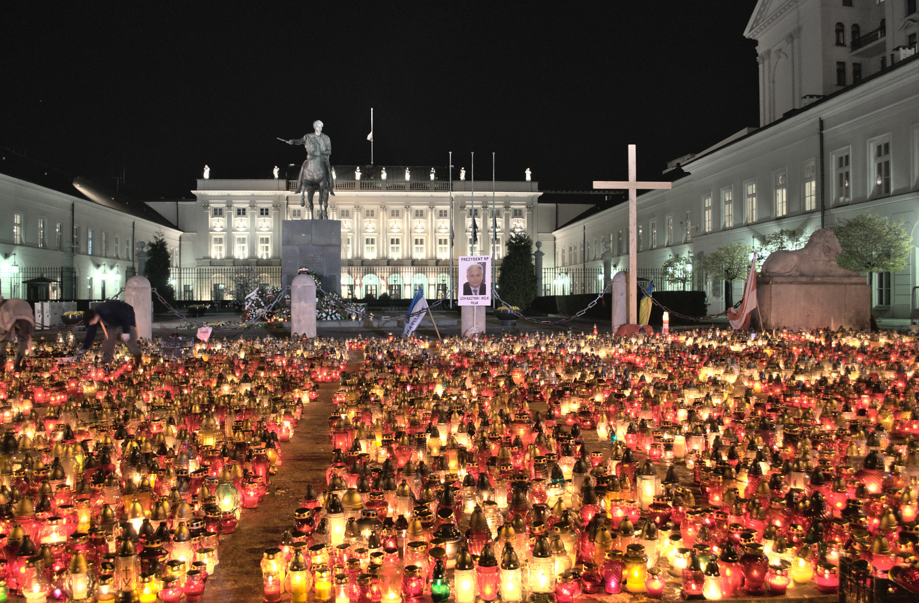 Tribute to victims of the plane crash -  Presidential palace in Warsaw