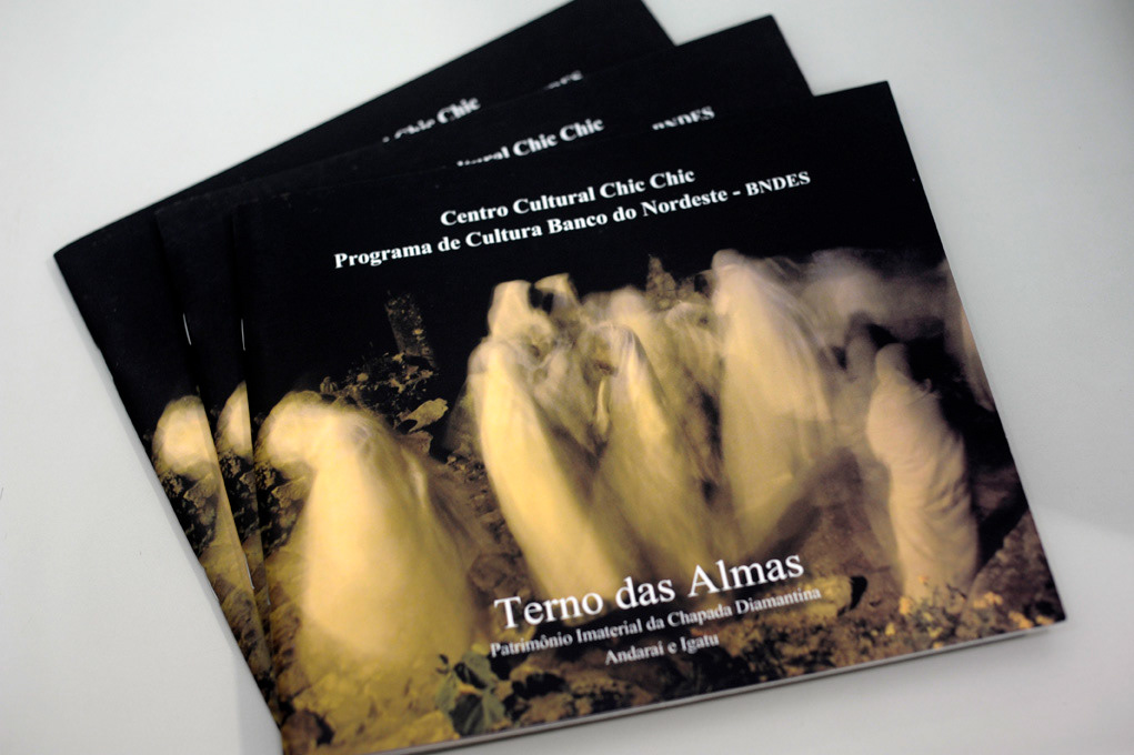 Inventário do Patrimônio Imaterial do Terno das Almas de Andaraí e Igatu. Colaboração fotográfica para o projeto realizado pelo Centro Cultural Chic Chic - Igatu-BA, sob a concepção de Marcos Zacariades, coordenação de Carolina Pedreira e contemplado pelo Programa de Cultura Banco do Nordeste – BNDES.