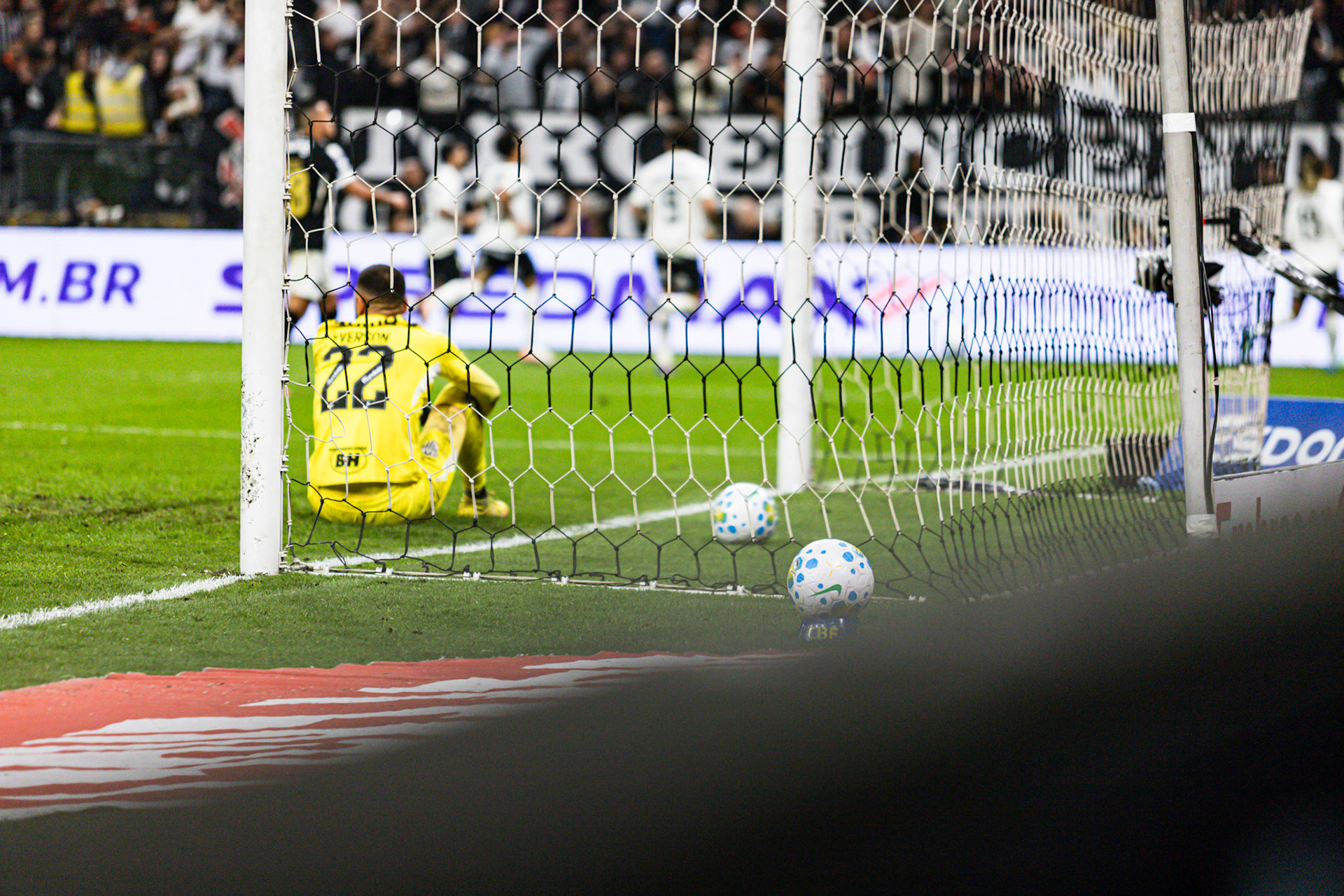 Goleiro do Atlético Mineiro desconsolado após tomar gol do Corinthians,, válida pelo campeonato Brasileiro série A.