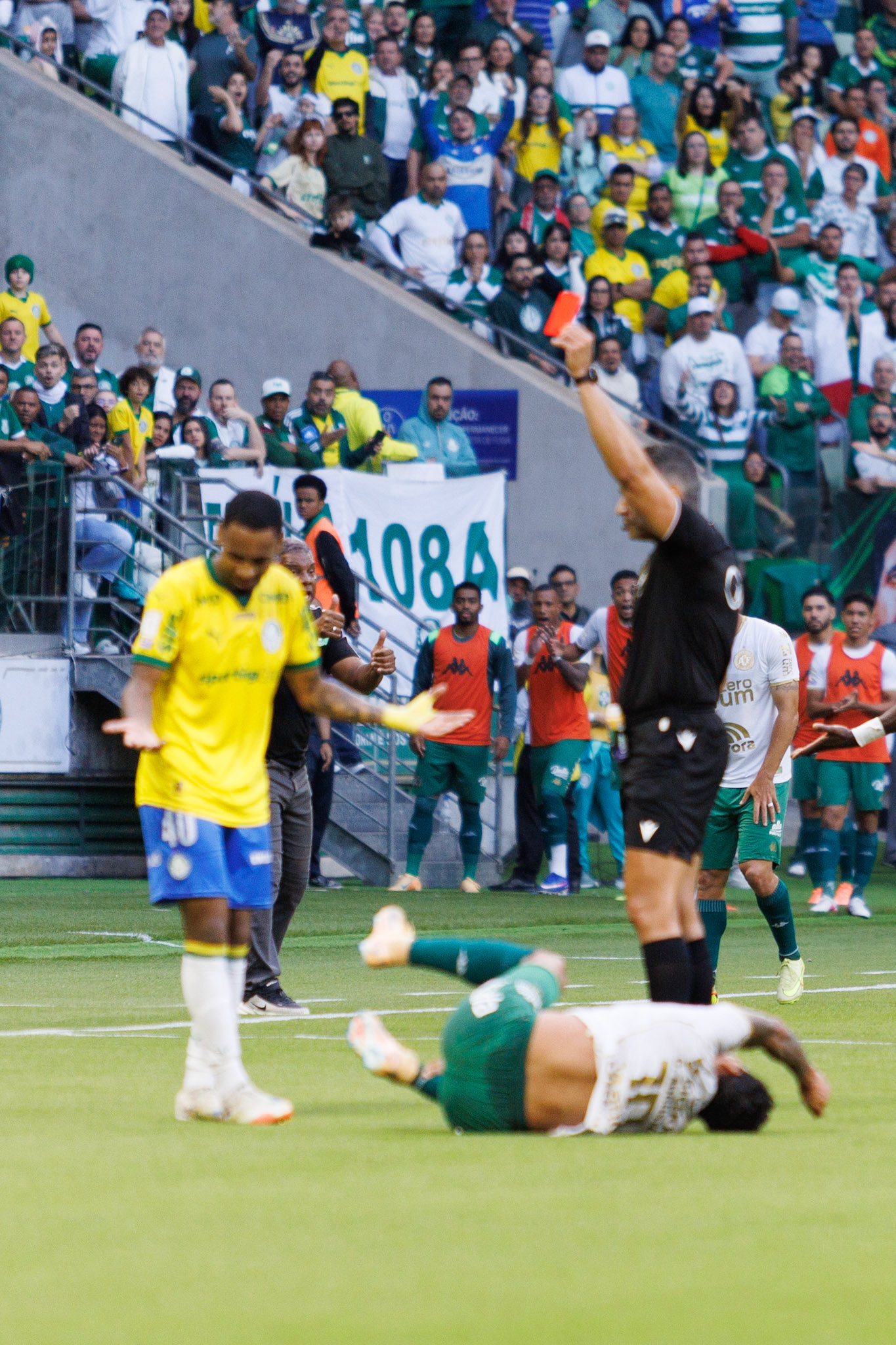 Jogador do Palmeiras expulso por falta violenta,Palmeiras x Chapecoense, válida pelo campeonato brasileiro , série A 2026.