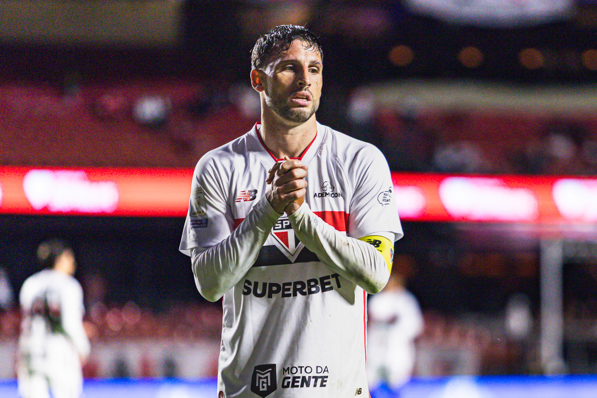 Calleri se lamenta pelo gol perdido contra Botafogo válida pelo campeonato brasileiro série A 2026.