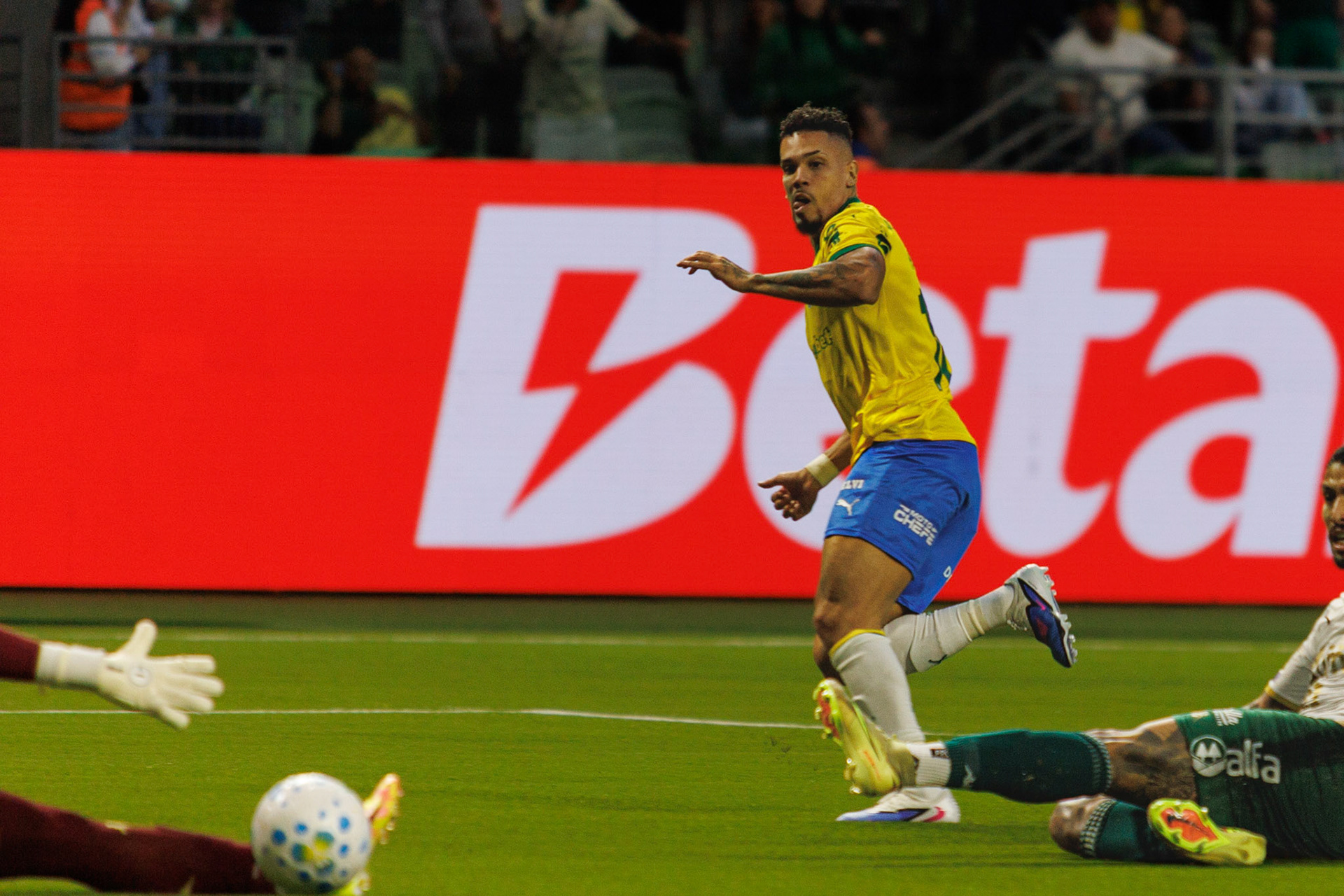 Paulinho marcando o gol da vitória do Palmeiras sobre a Chapecoense, válida pelo campeonato brasileiro , série A 2026.